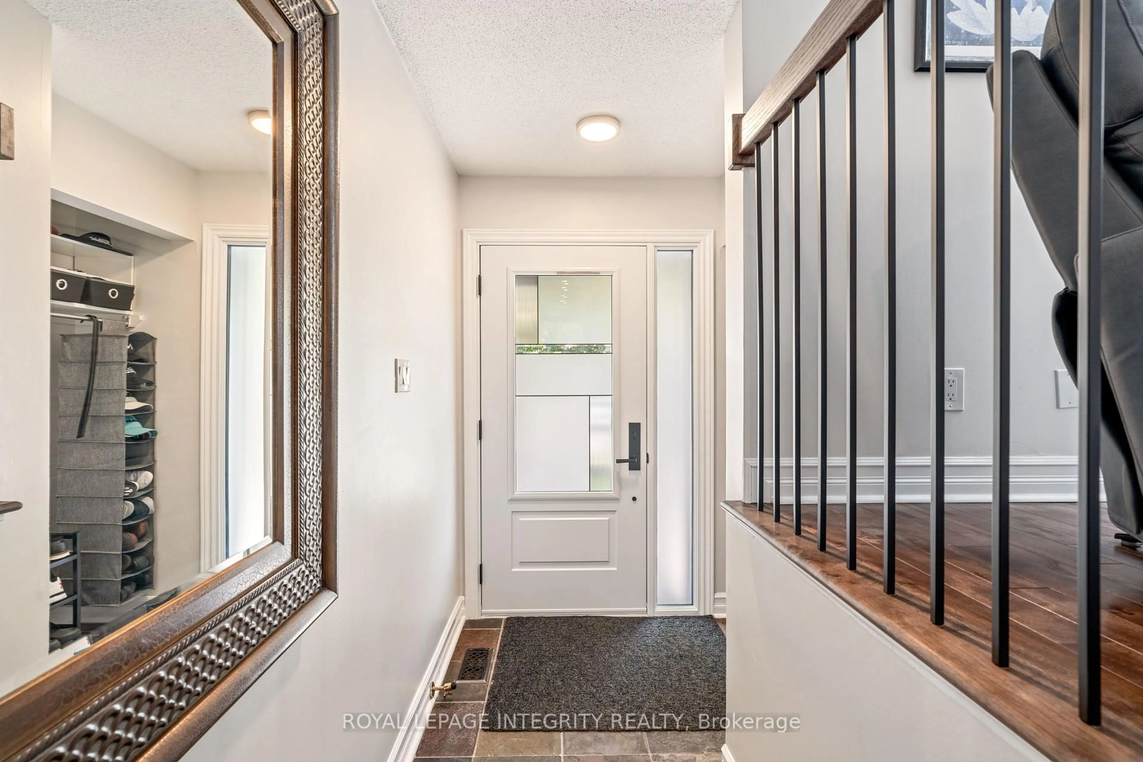 Indoor entryway for 51 Rosegarden Cres, Ottawa Ontario K1T 3B1
