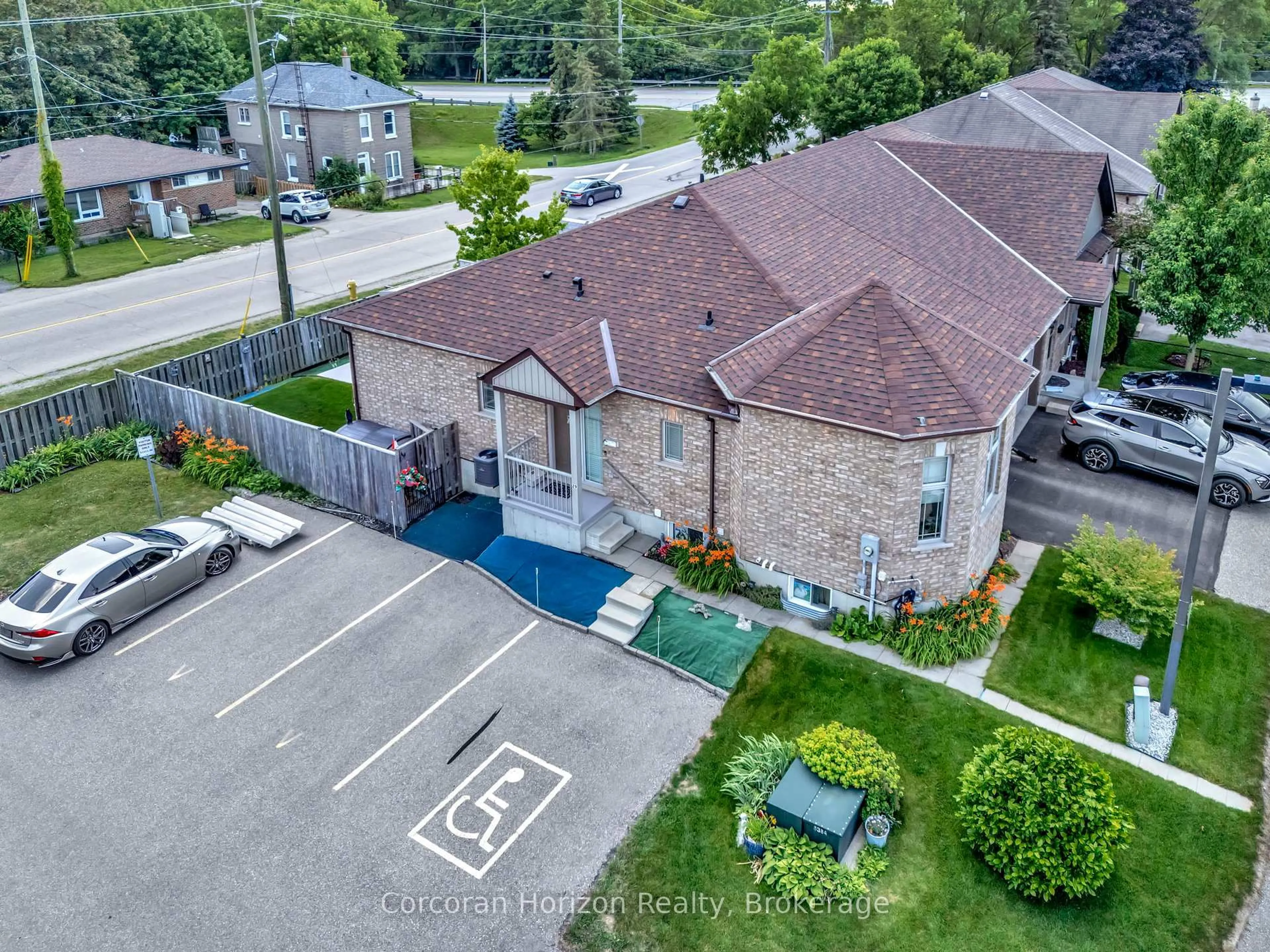 A pic from outside/outdoor area/front of a property/back of a property/a pic from drone, street for 1038 Colborne St #29, Brantford Ontario N3S 3T6