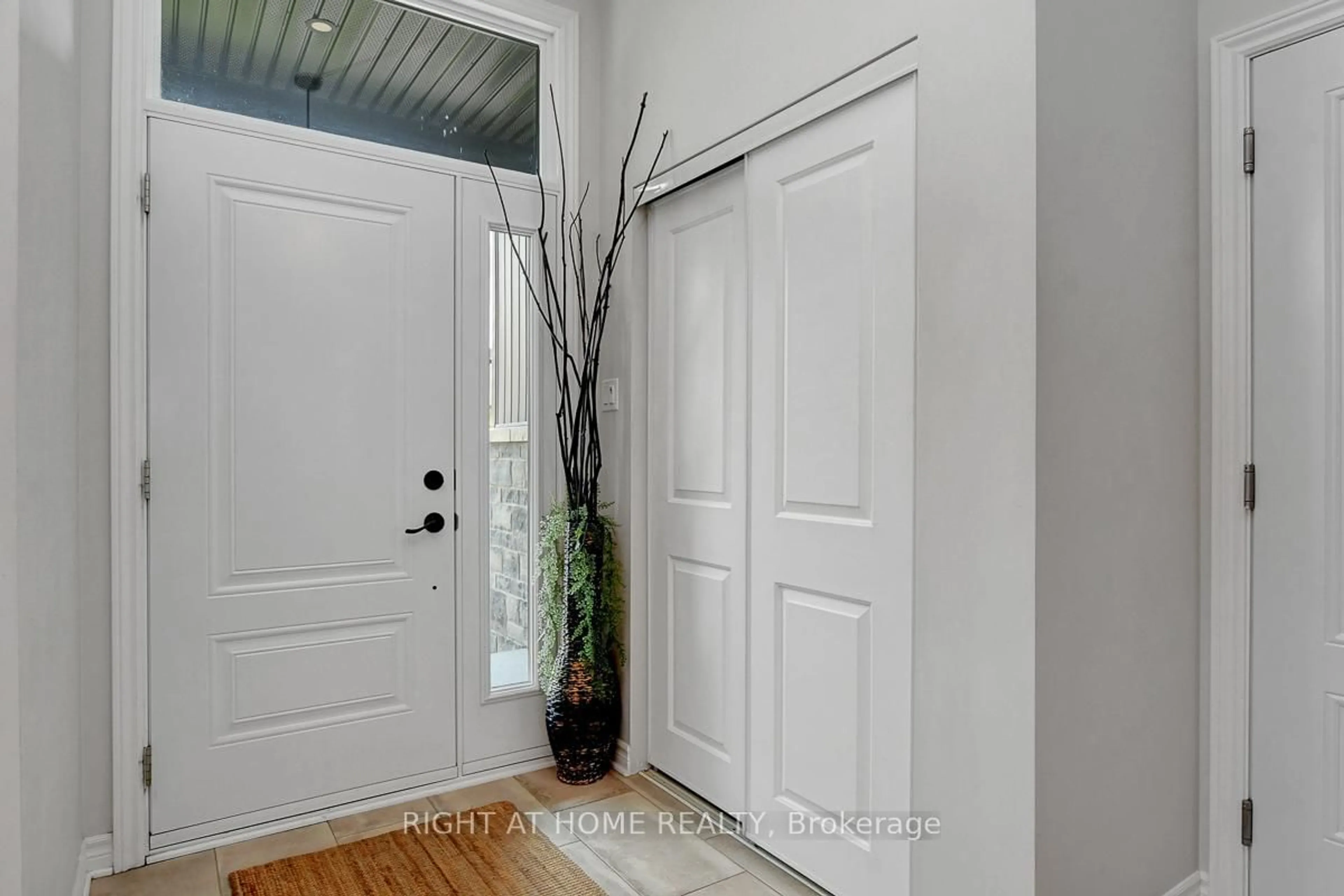 Indoor entryway for 201 Versaille St, Alfred and Plantagenet Ontario K0A 3K0