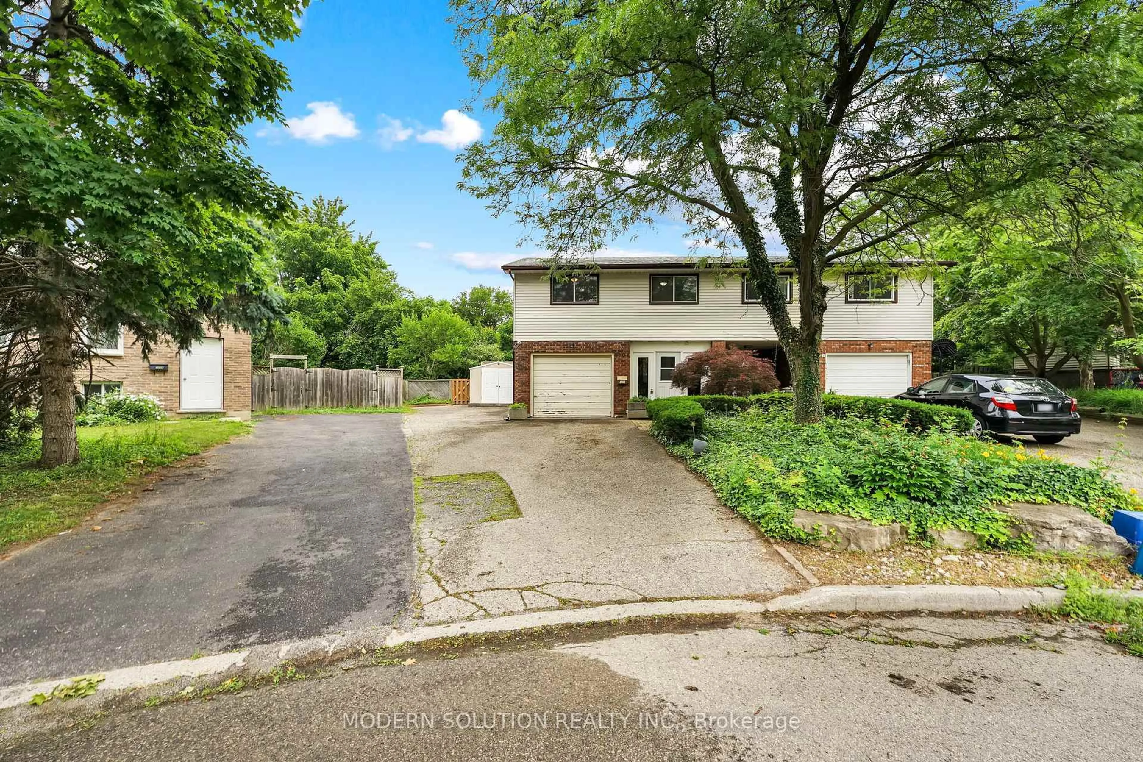 A pic from outside/outdoor area/front of a property/back of a property/a pic from drone, street for 370A Churchill Crt, Waterloo Ontario N2L 6B4