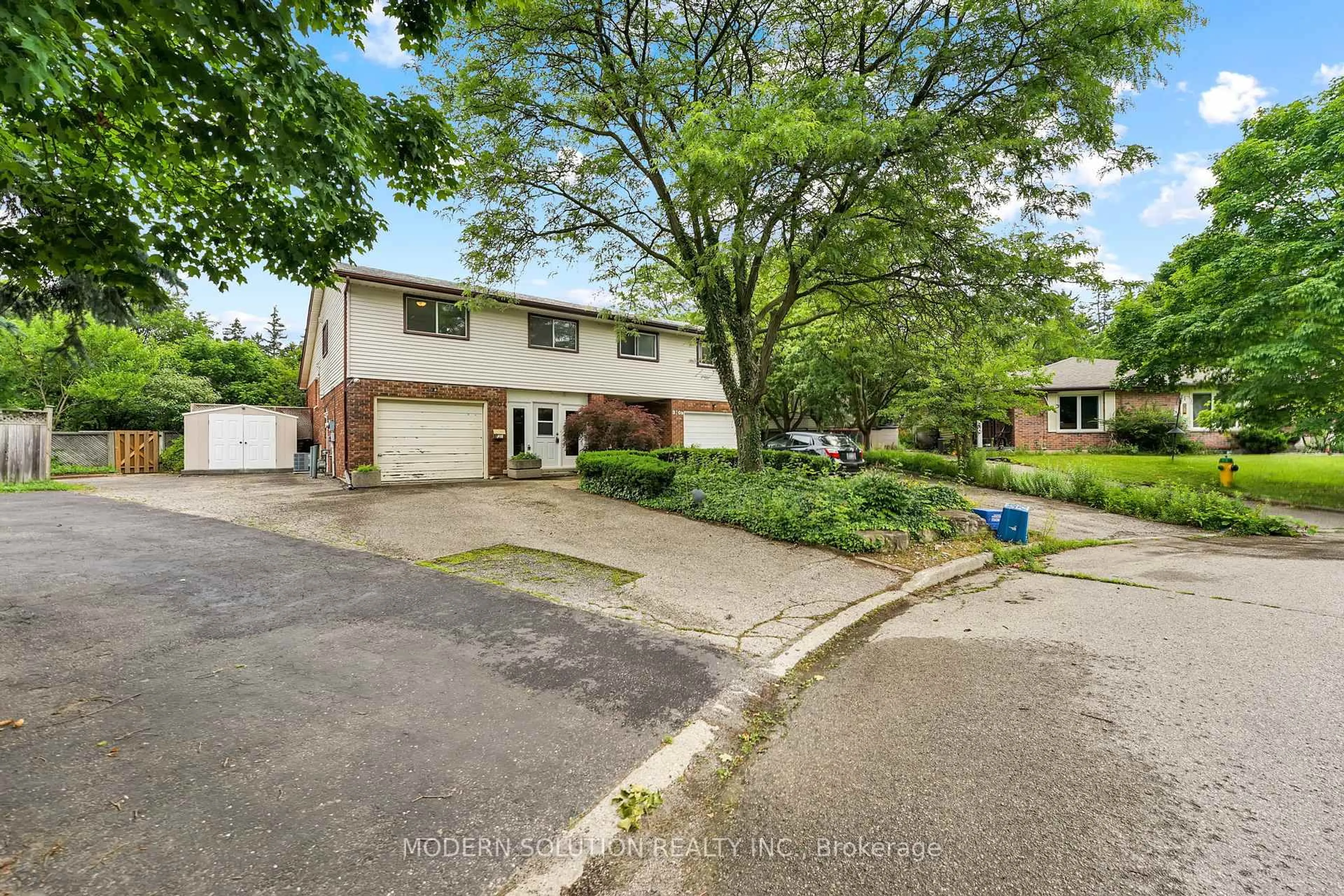 A pic from outside/outdoor area/front of a property/back of a property/a pic from drone, street for 370A Churchill Crt, Waterloo Ontario N2L 6B4