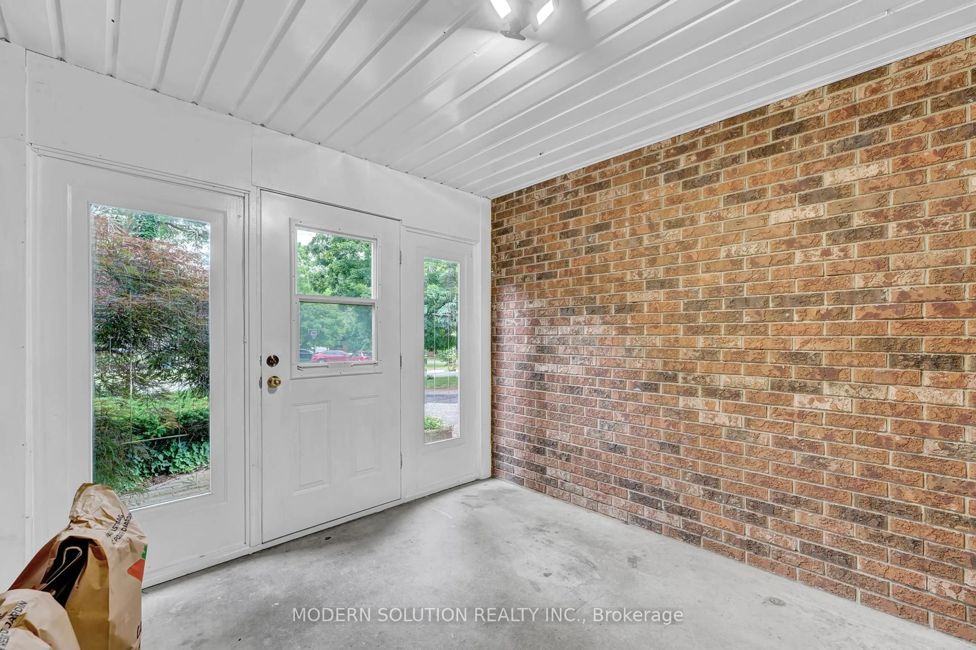 Indoor entryway for 370A Churchill Crt, Waterloo Ontario N2L 6B4
