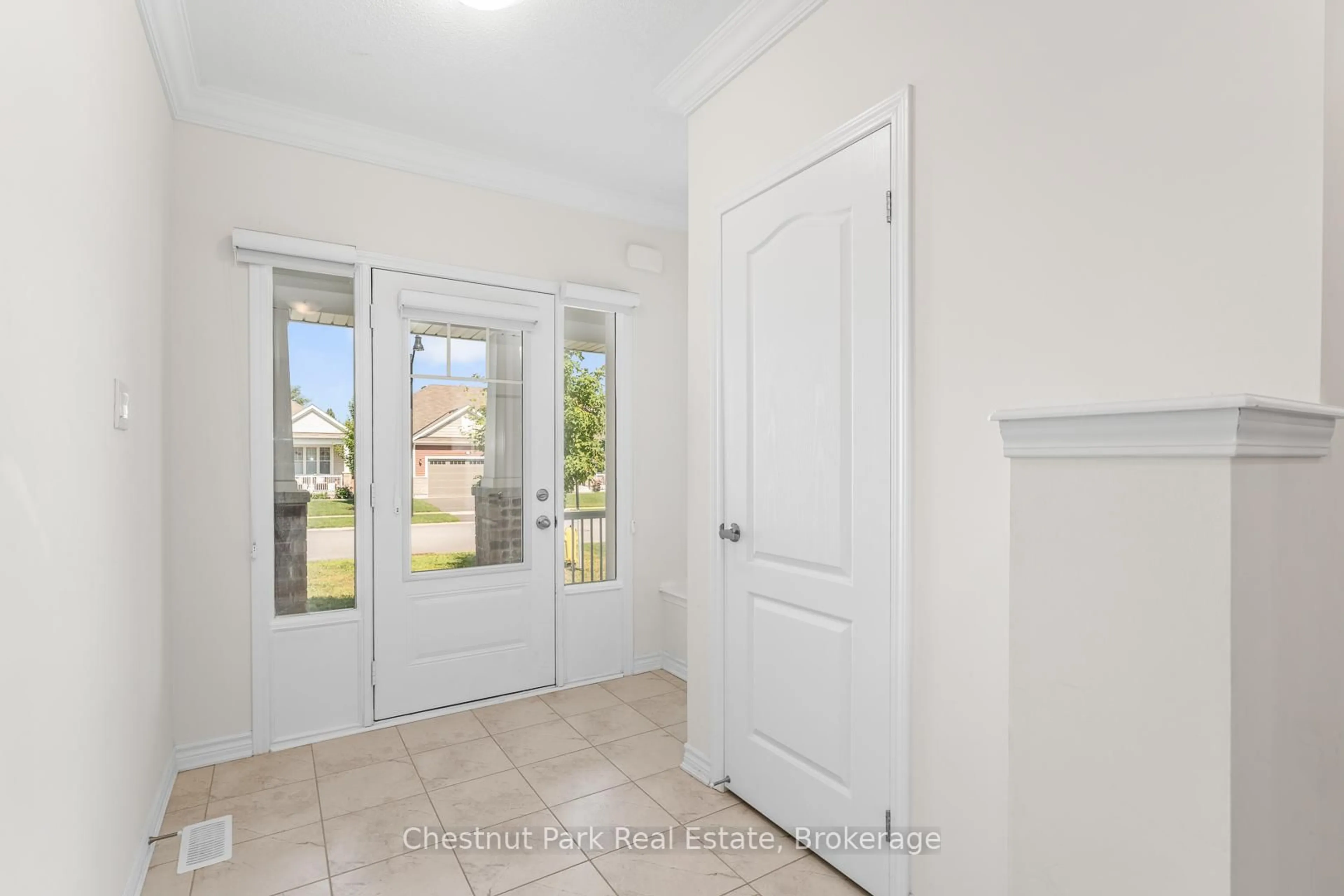 Indoor entryway for 25 Hunter Pl, Bracebridge Ontario P1L 0E1
