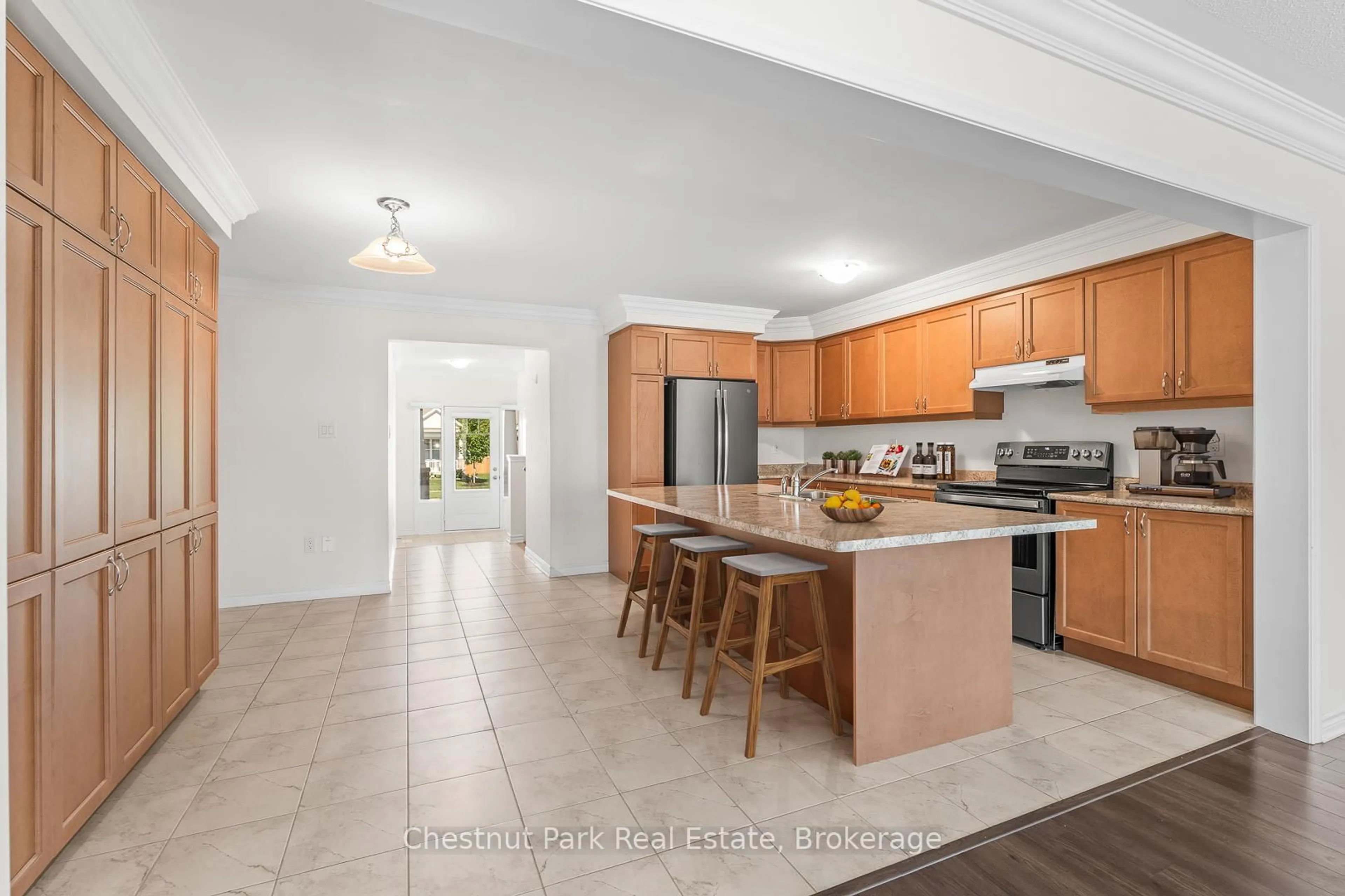 Open concept kitchen, ceramic/tile floor for 25 Hunter Pl, Bracebridge Ontario P1L 0E1