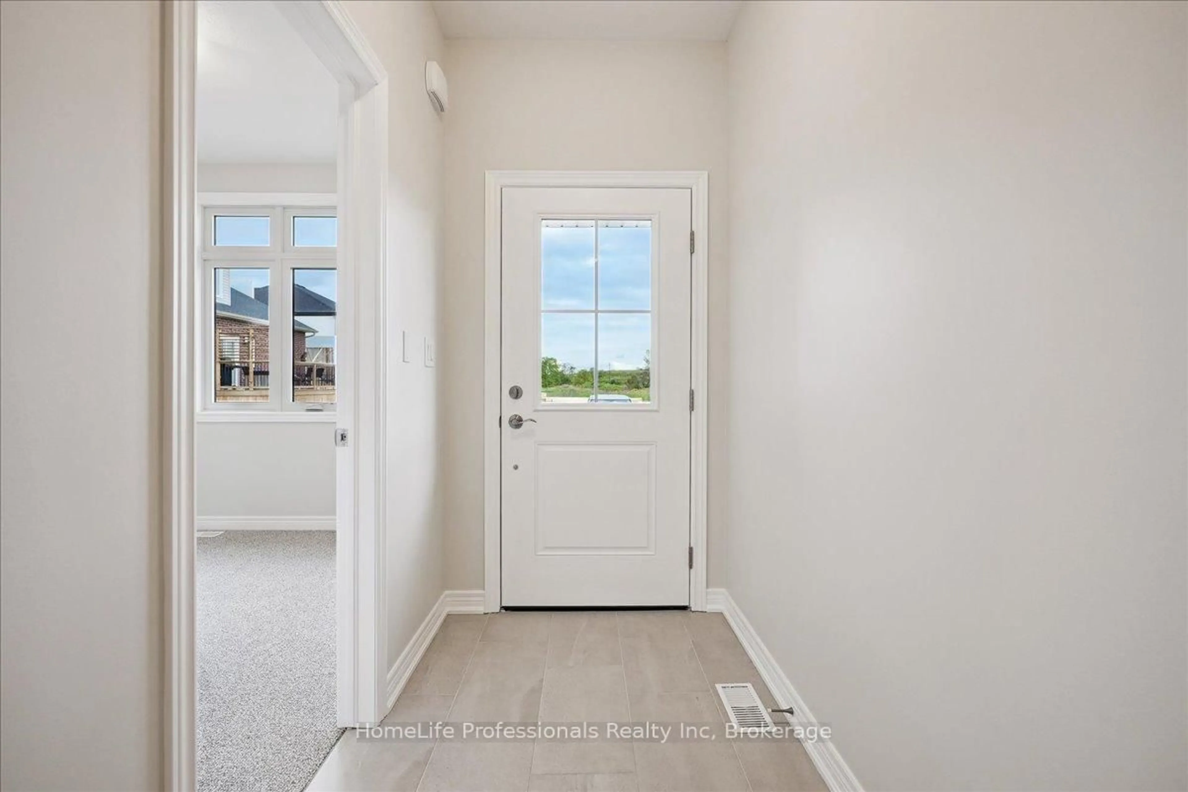 Indoor entryway for 75 Montrose Tr, Welland Ontario L3C 0K5
