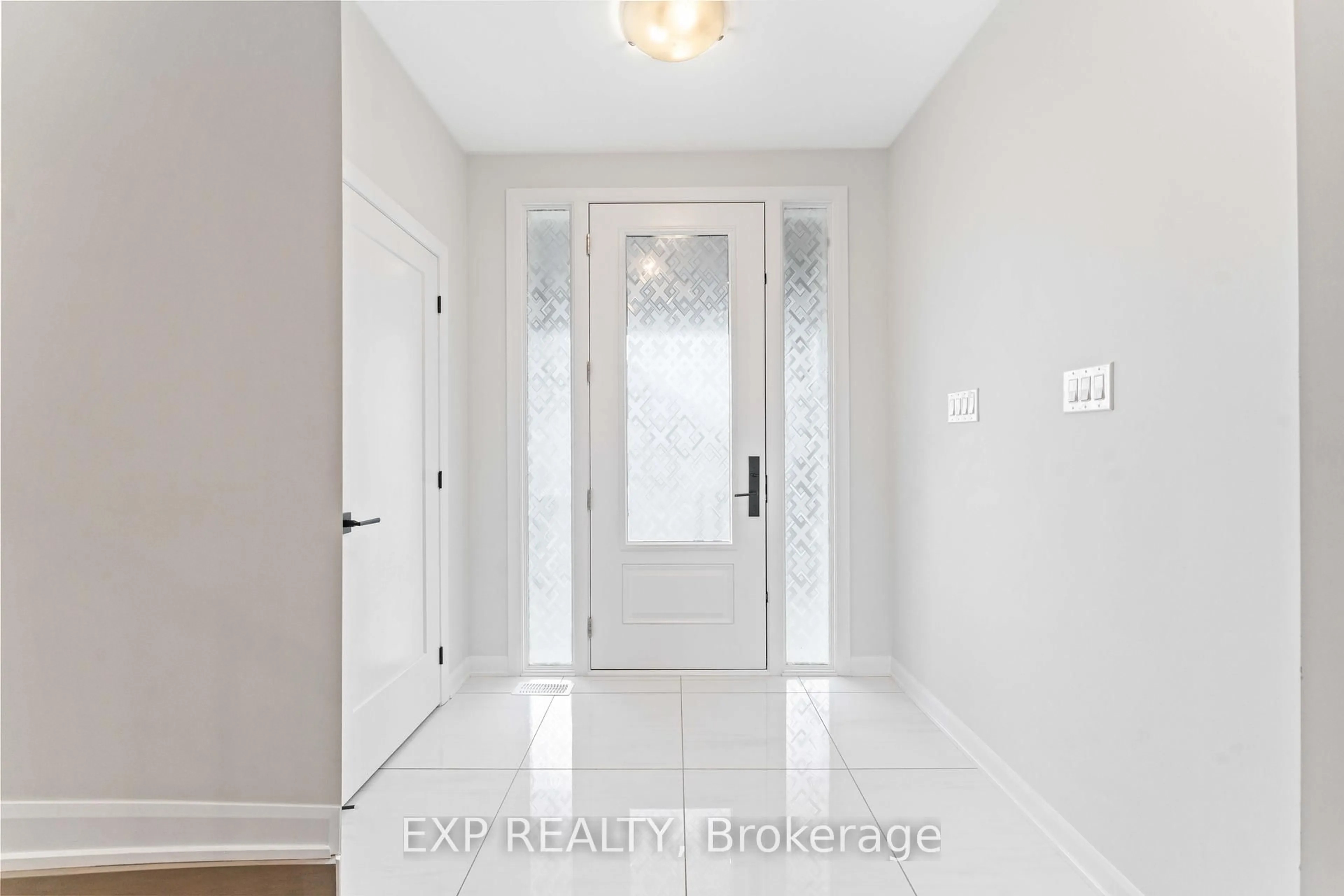Indoor entryway for 700 COAST Circ, Manotick Ontario K4M 0N2