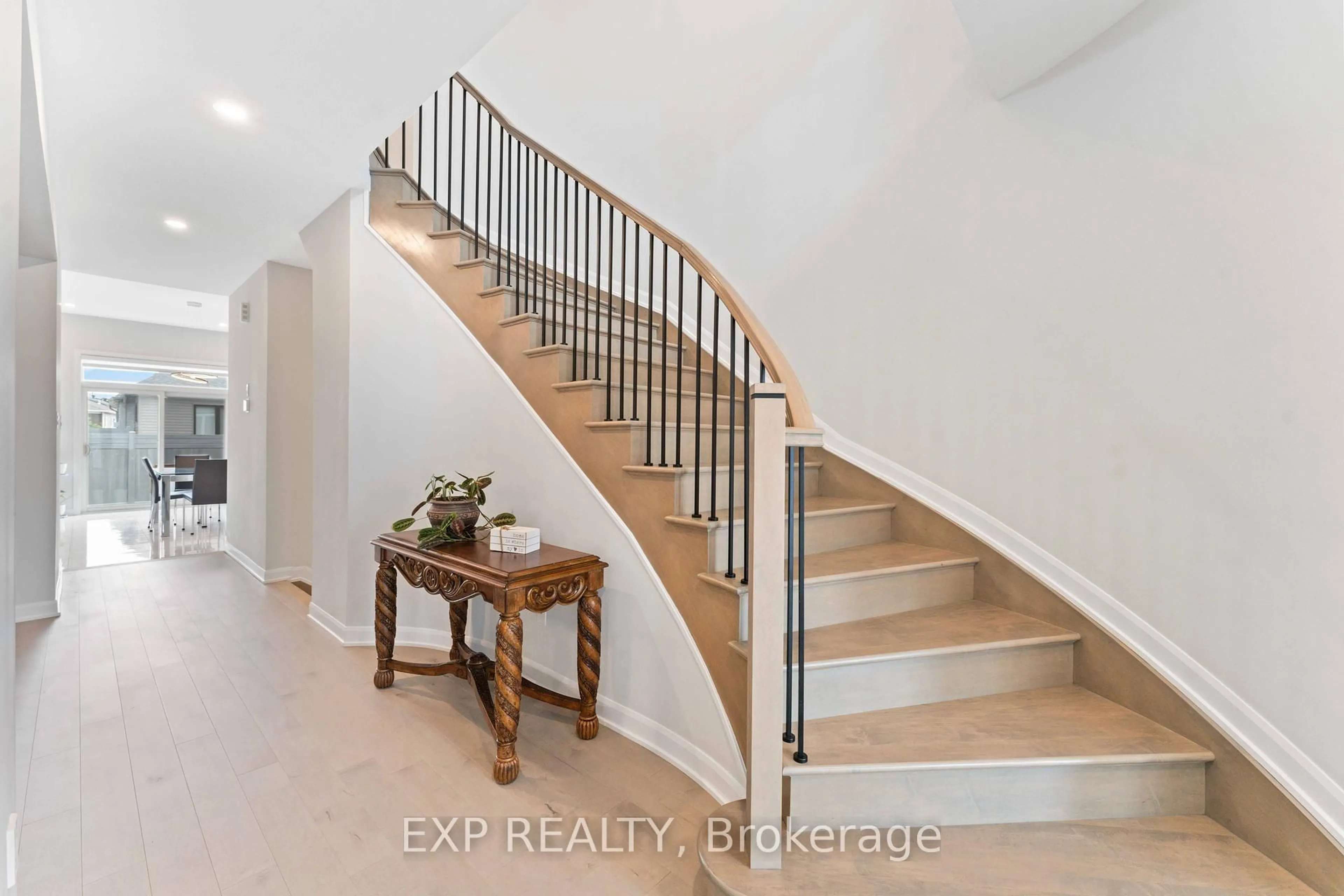 Indoor entryway for 700 COAST Circ, Manotick Ontario K4M 0N2