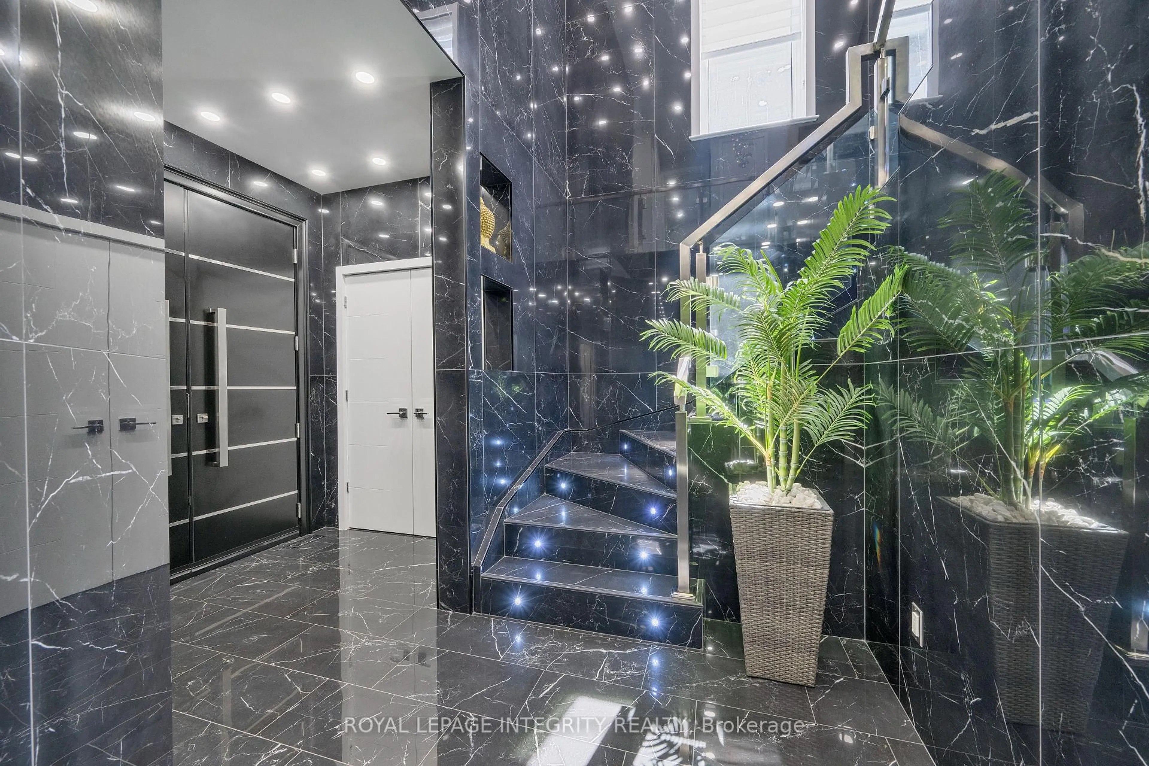 Indoor foyer for 232 Condado Cres, Stittsville Ontario K2V 0P3