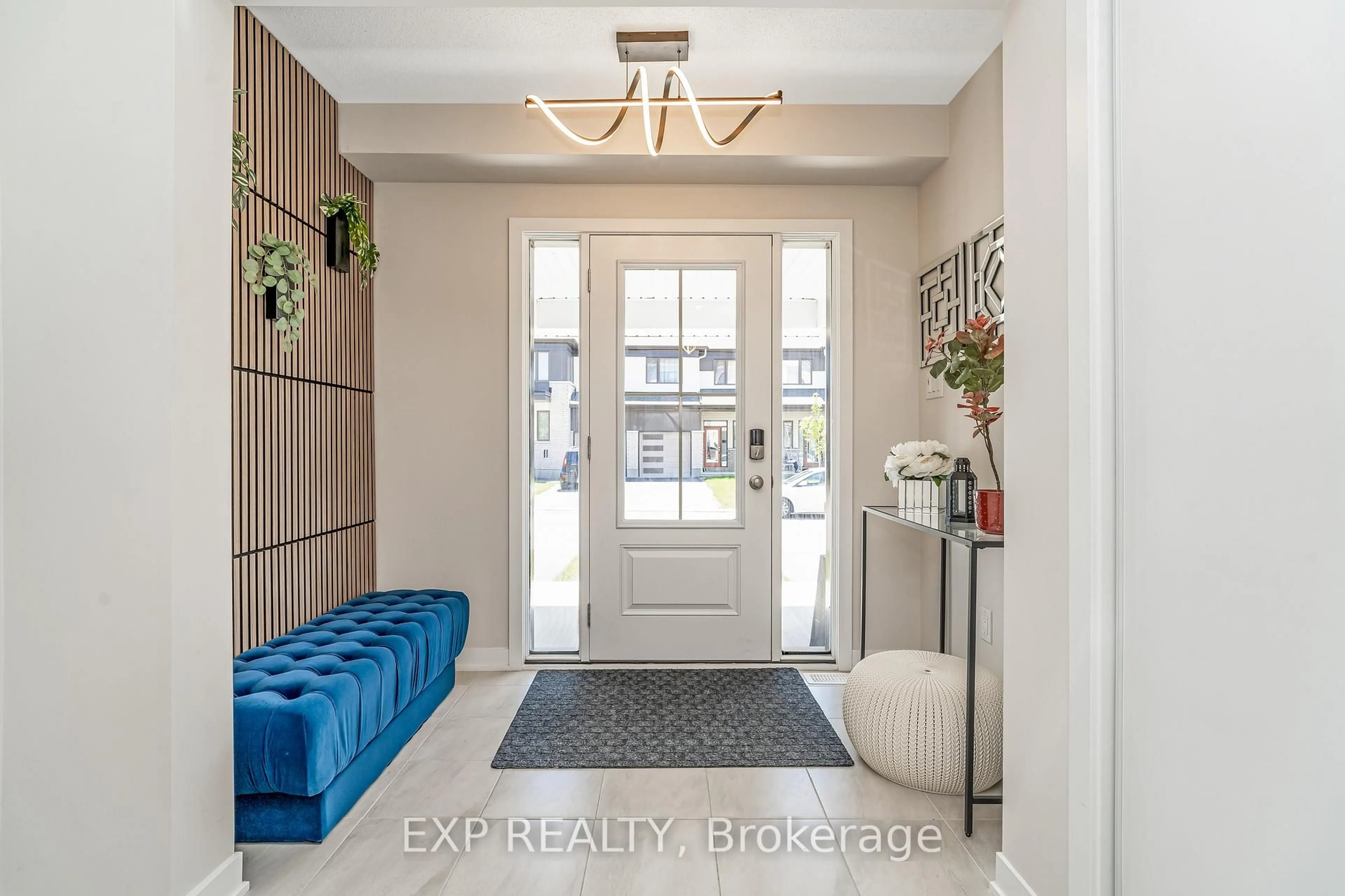 Indoor entryway for 689 Quilter Row, Richmond Ontario K0A 2Z0