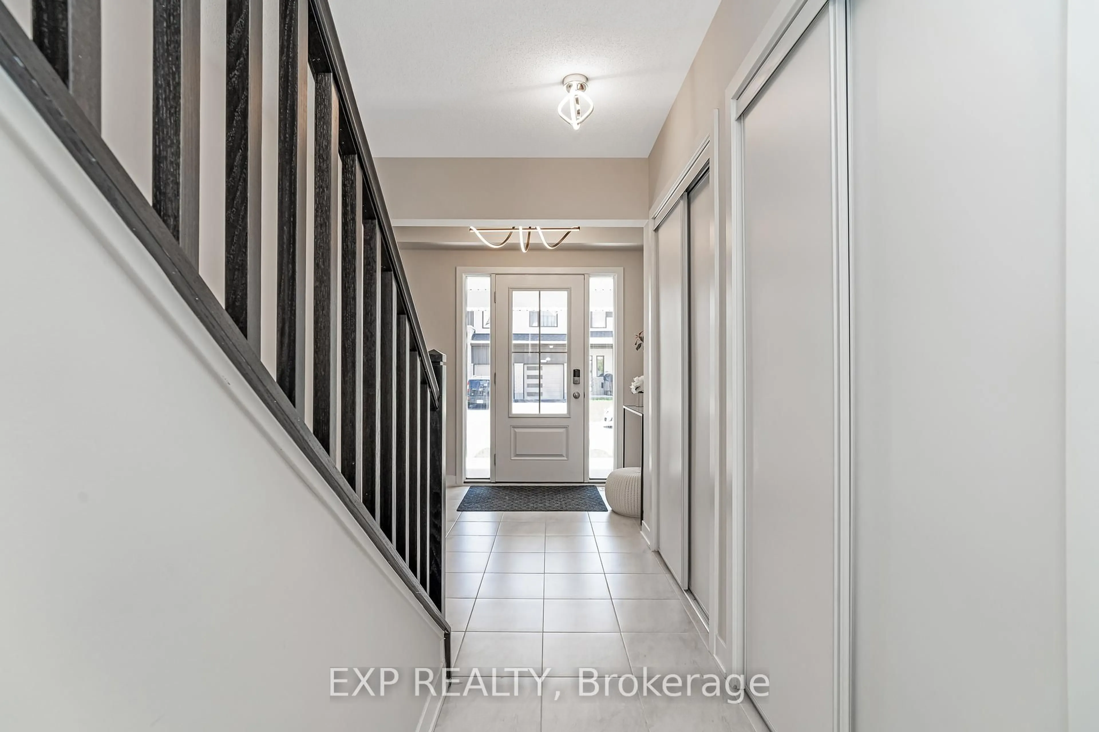 Indoor entryway for 689 Quilter Row, Richmond Ontario K0A 2Z0