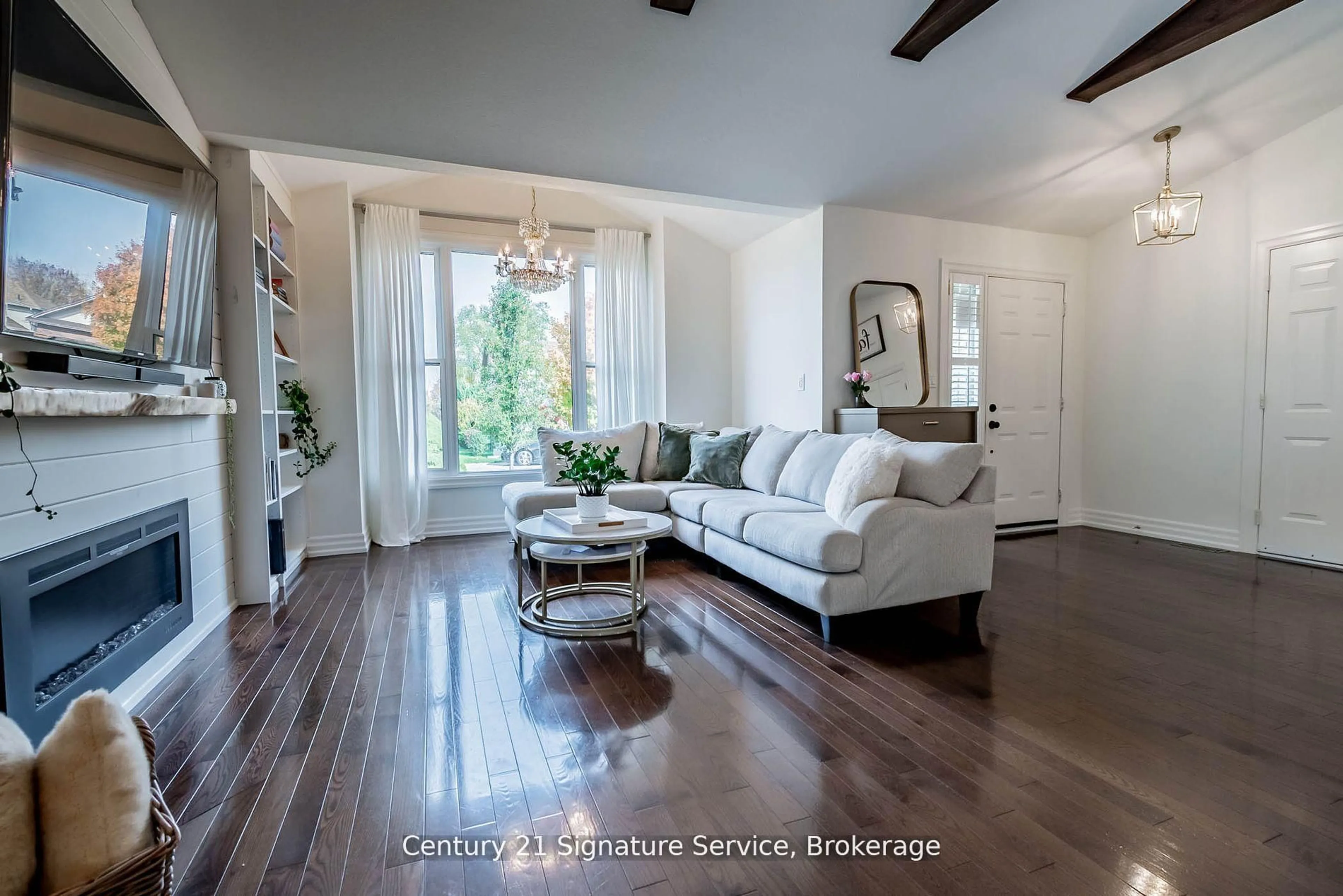 Living room with furniture, wood/laminate floor for 5132 Meadowood Lane, Lincoln Ontario L0R 1B8