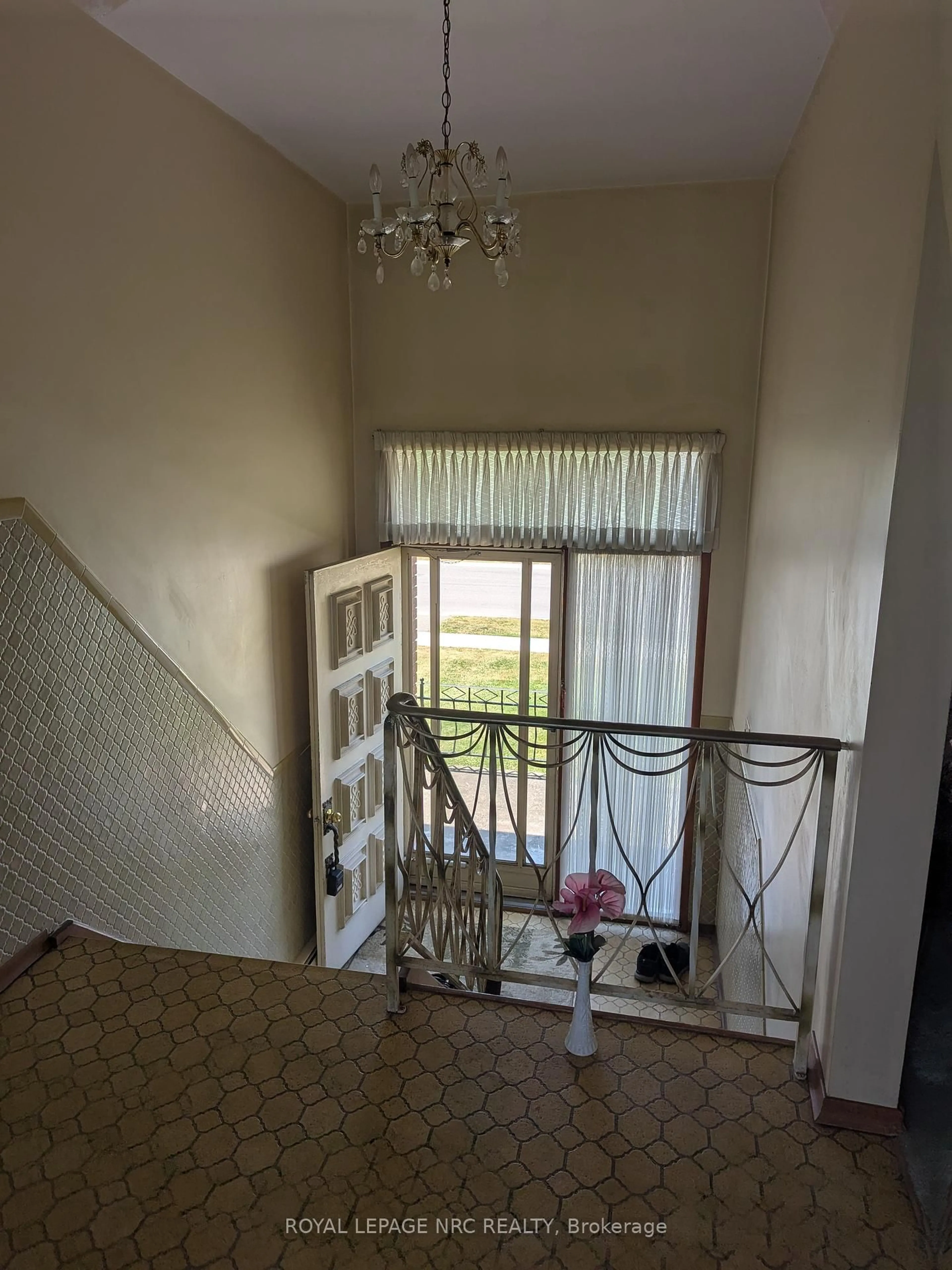 Indoor foyer for 25 Janet St, Port Colborne Ontario L3K 2E6