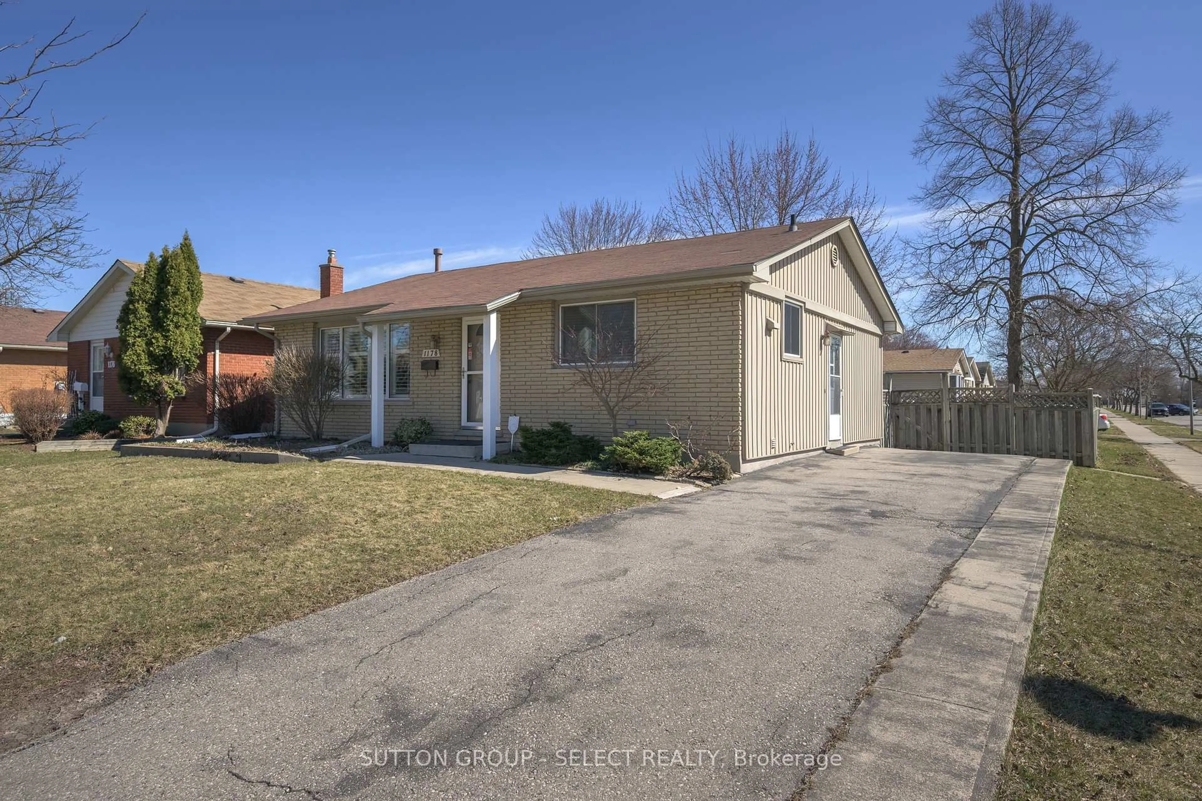A pic from outside/outdoor area/front of a property/back of a property/a pic from drone, street for 1178 JALNA Blvd, London South Ontario N6E 2C3