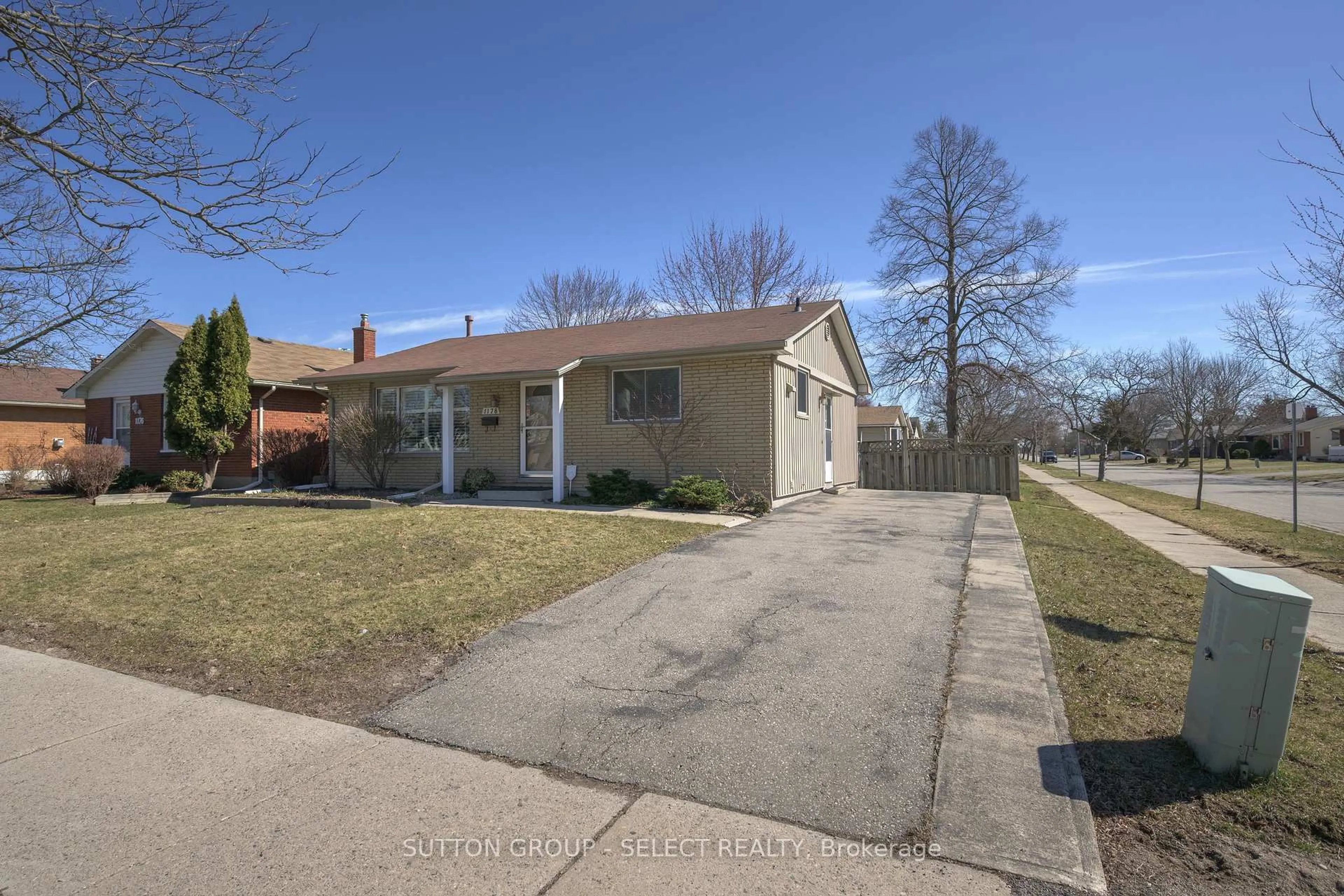 A pic from outside/outdoor area/front of a property/back of a property/a pic from drone, street for 1178 JALNA Blvd, London South Ontario N6E 2C3
