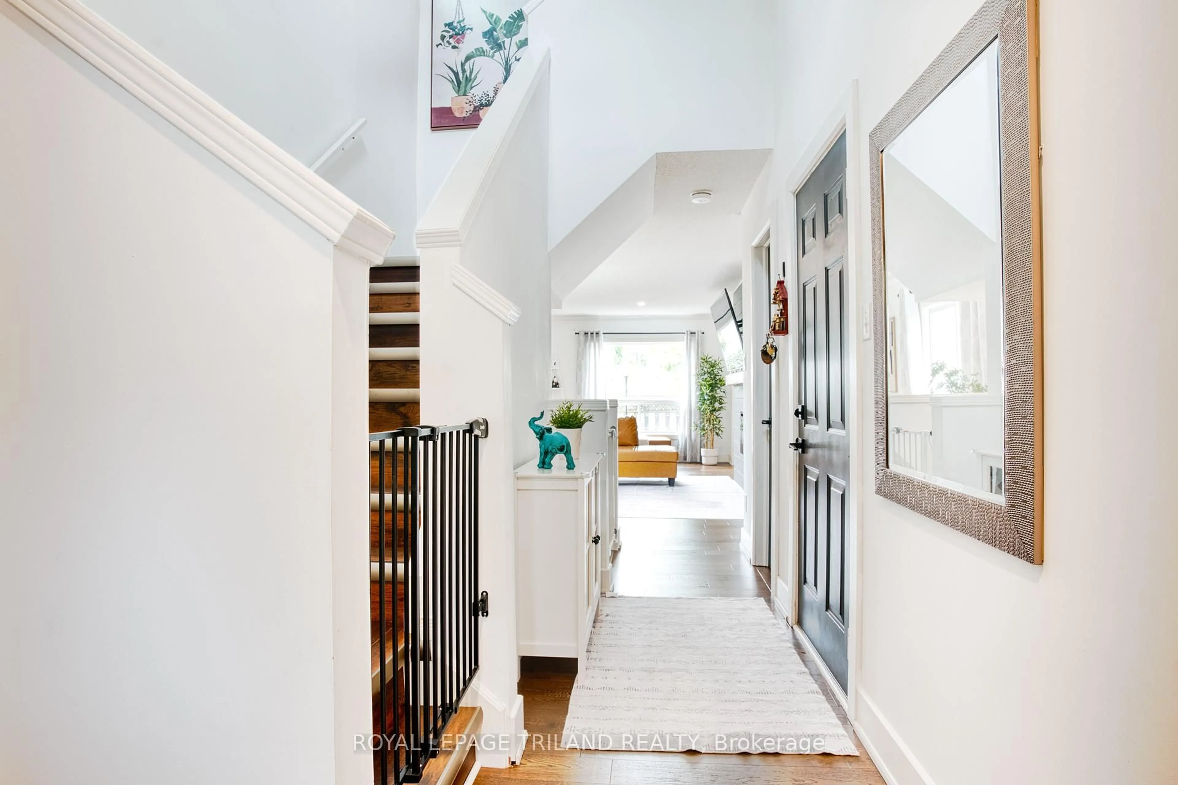 Indoor entryway for 1199 REARDON Blvd #23, London South Ontario N6M 1H7
