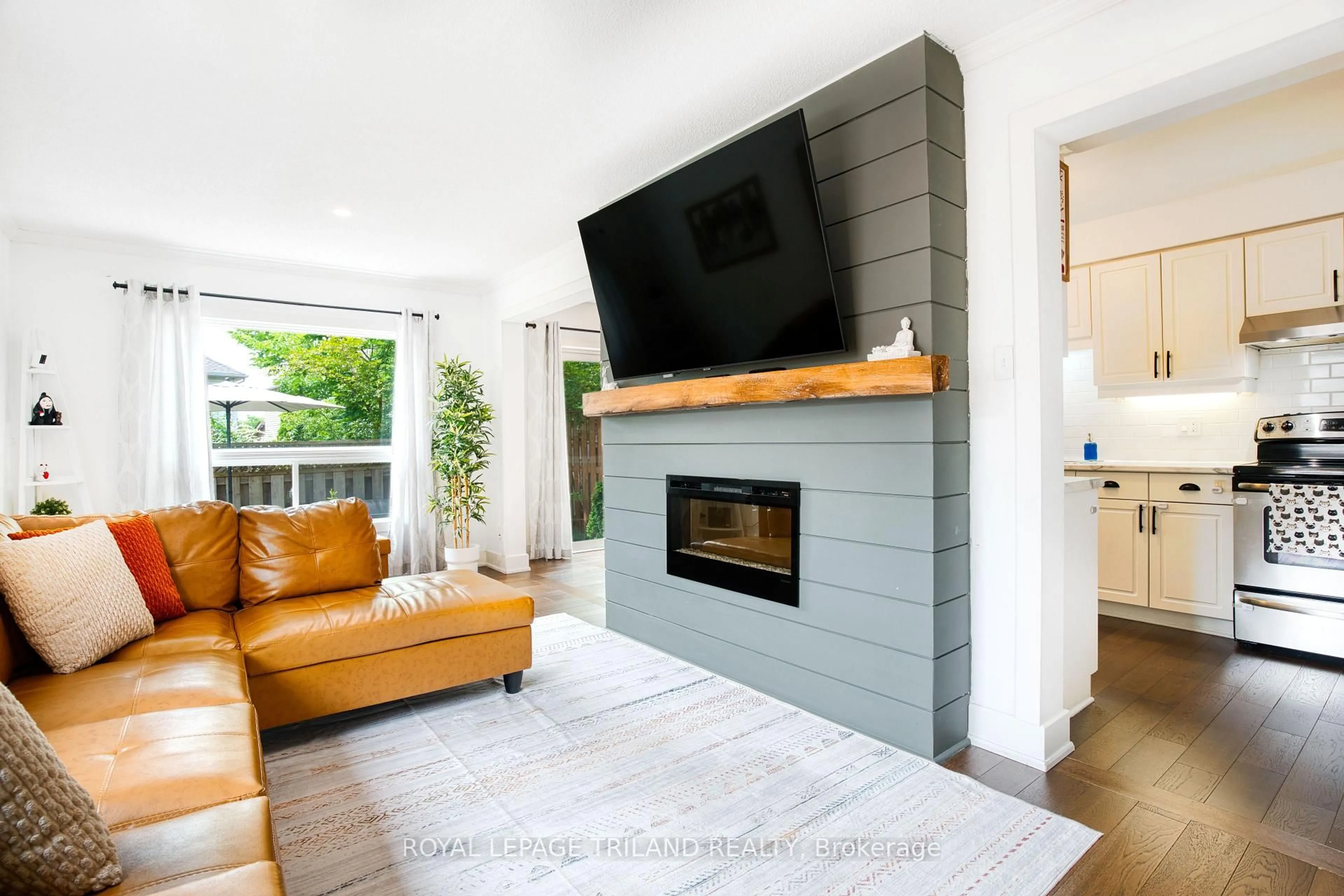 Living room with furniture, unknown for 1199 REARDON Blvd #23, London South Ontario N6M 1H7