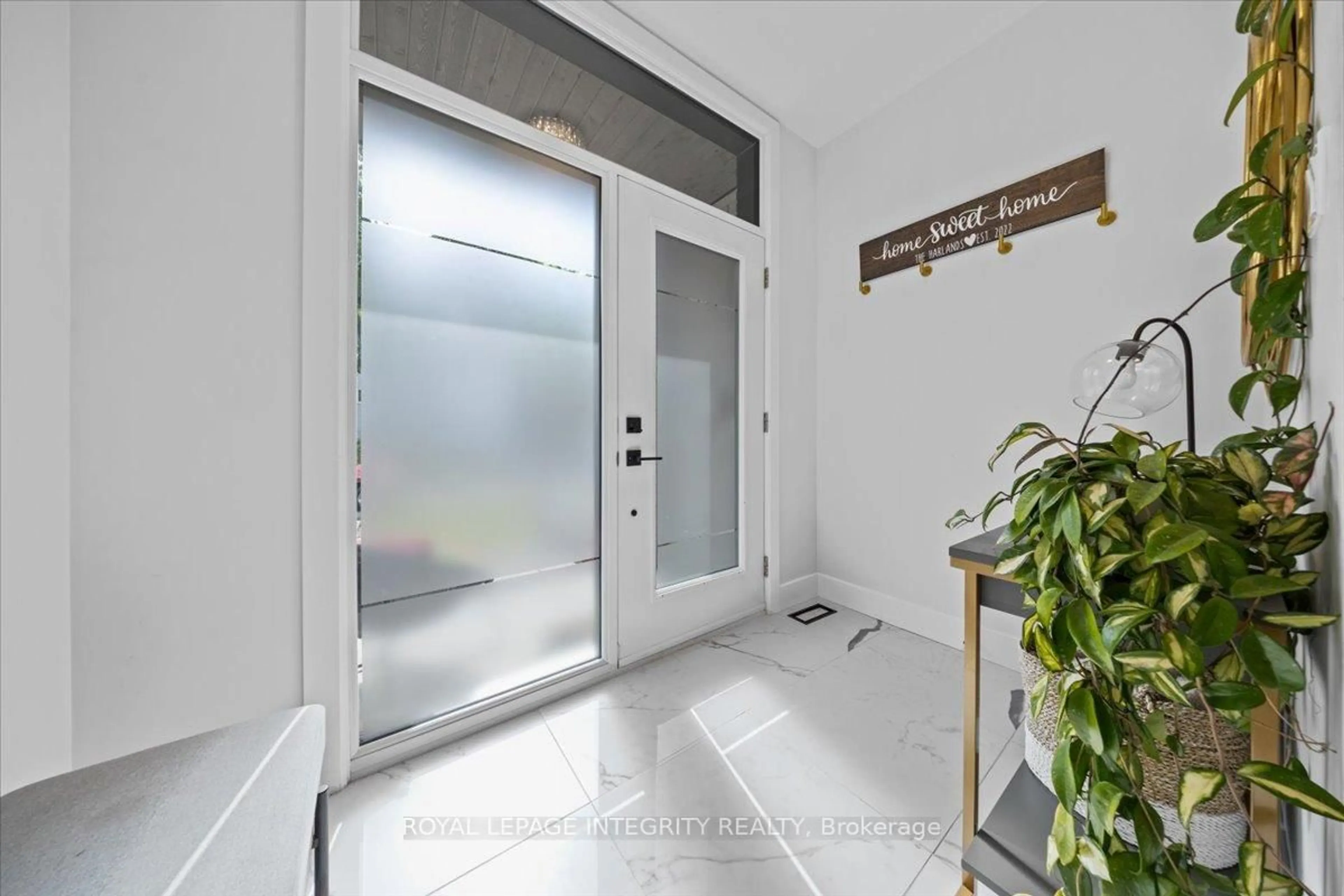 Indoor entryway for 869 Norton Ave, Ottawa Ontario K2B 2P7