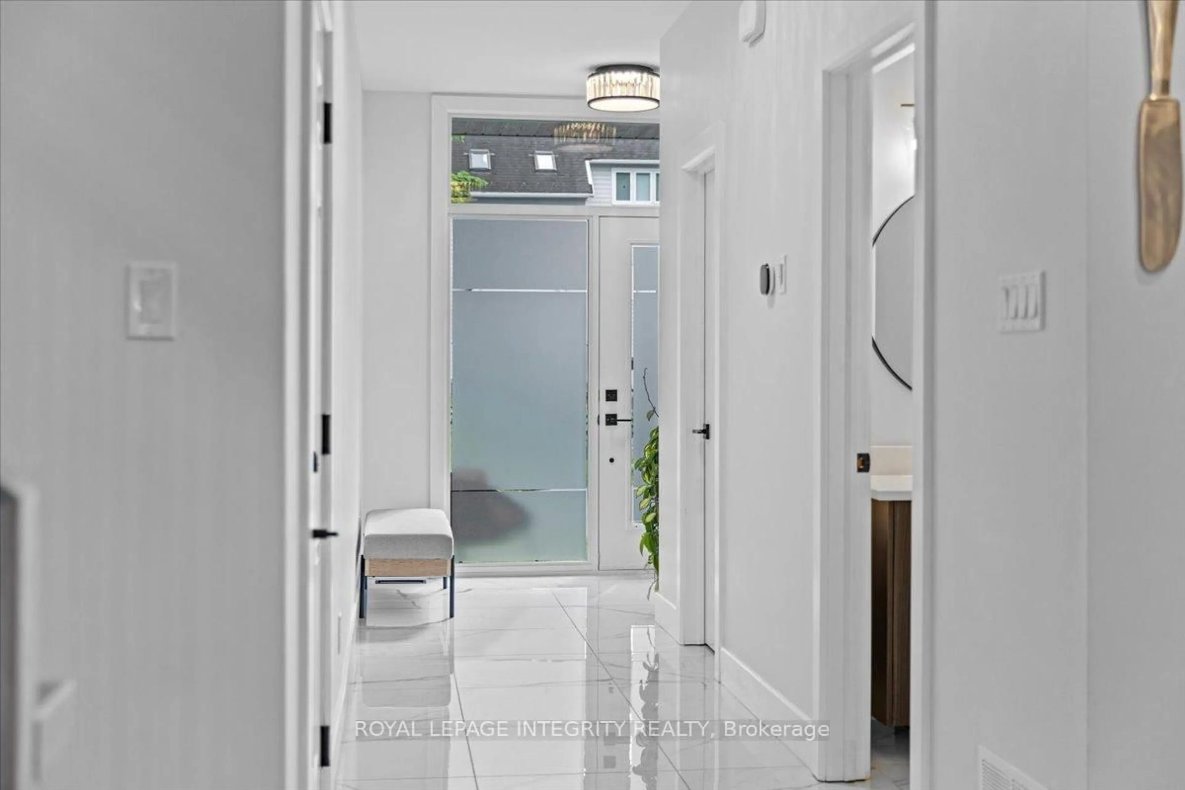 Indoor entryway for 869 Norton Ave, Ottawa Ontario K2B 2P7