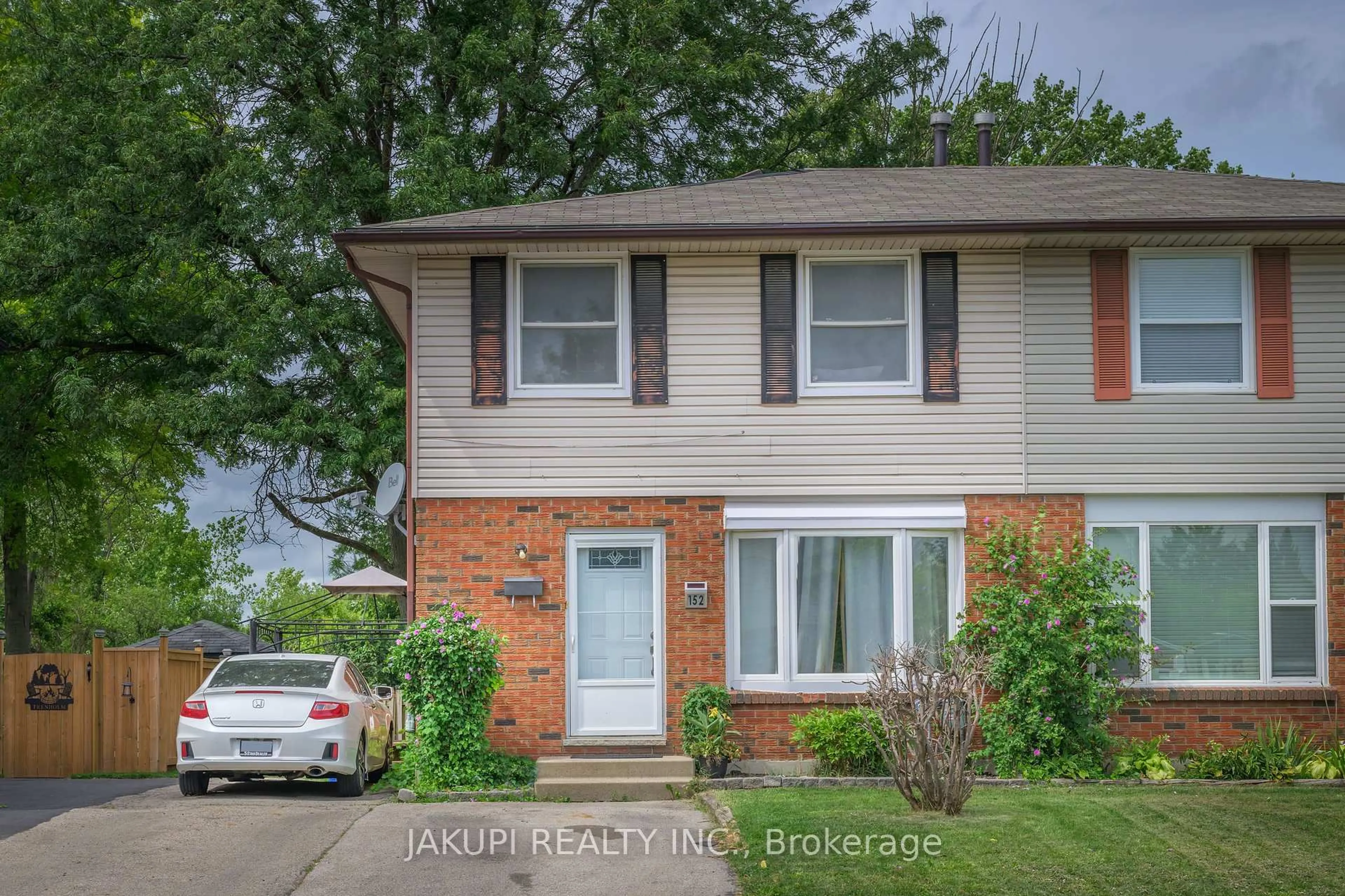 Home with vinyl exterior material, street for 152 Culver Cres, London East Ontario N5V 3G7