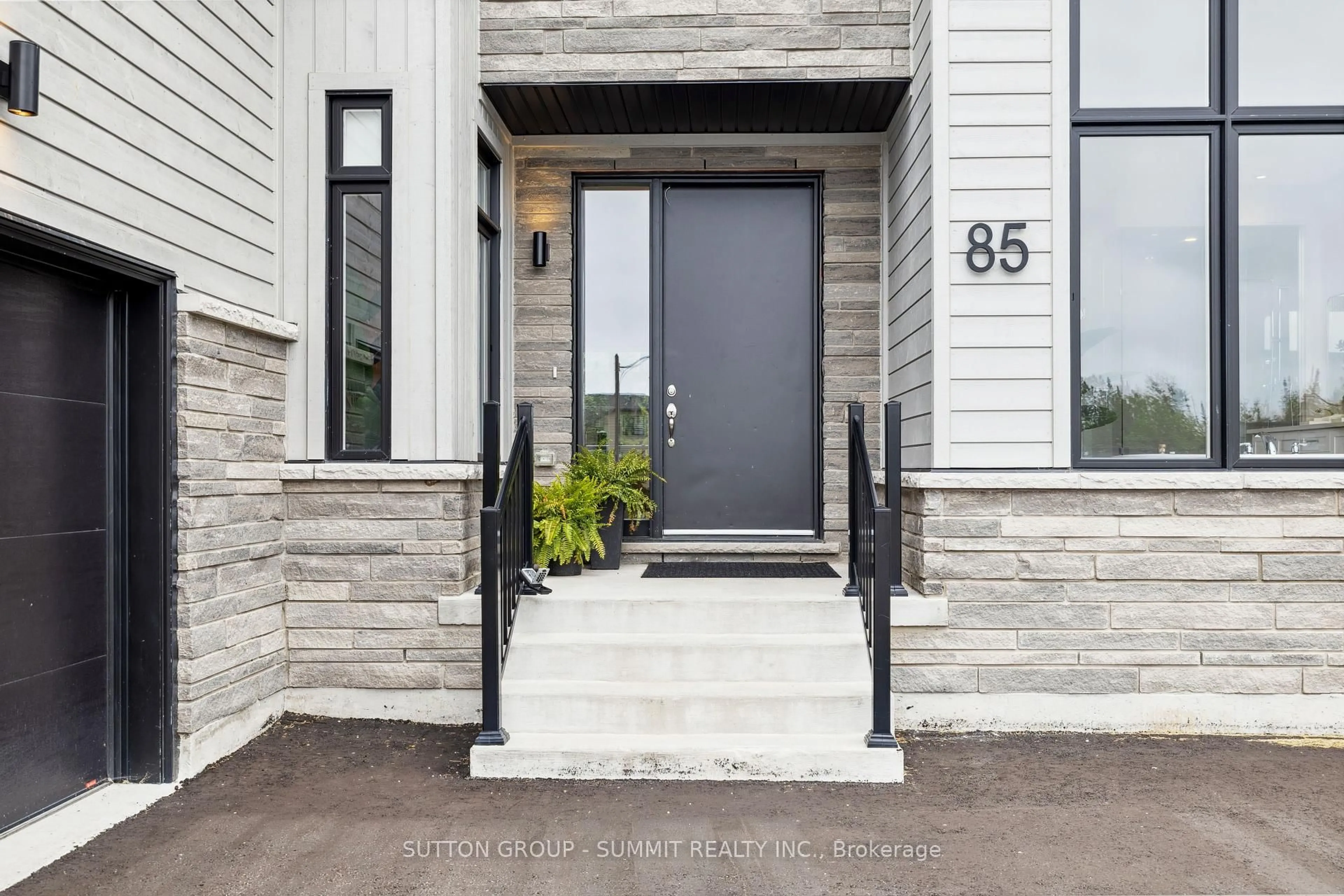 Indoor entryway for 85 GOLDIE Crt, Blue Mountains Ontario N0H 1J0