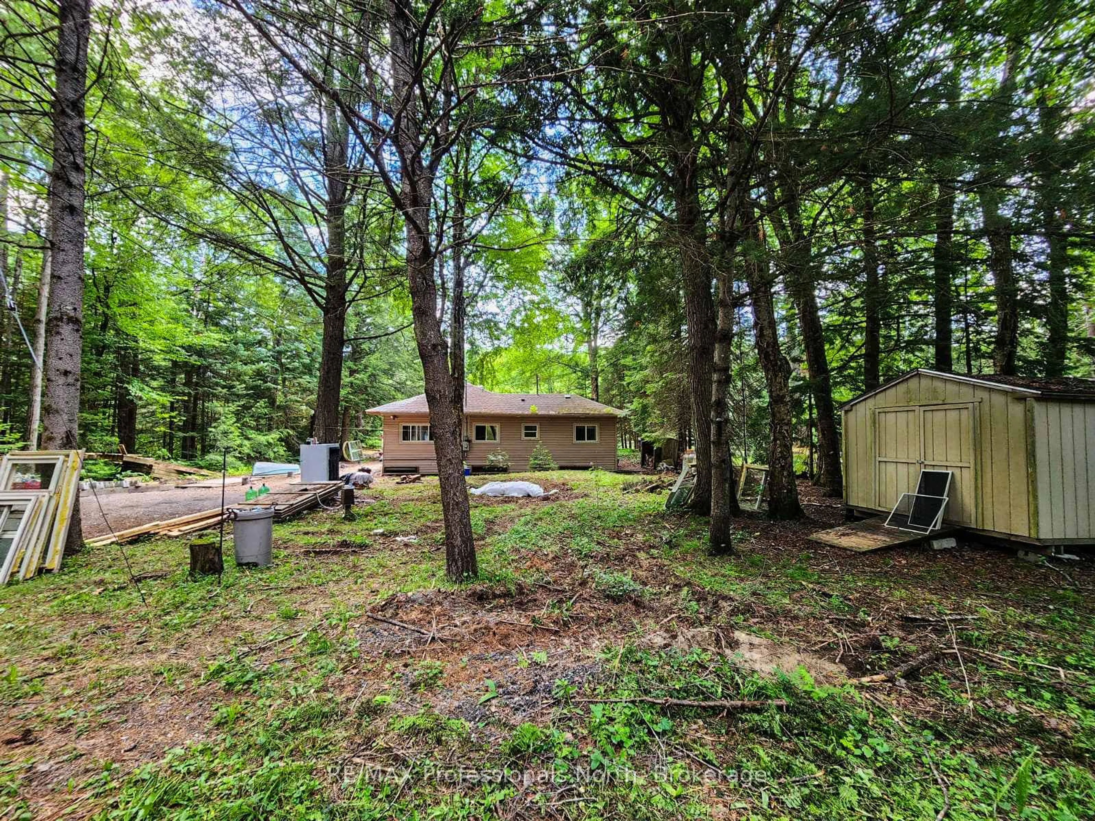 A pic from outside/outdoor area/front of a property/back of a property/a pic from drone, forest/trees view for 1068 Holiday Park Dr, Bracebridge Ontario P1L 1W9