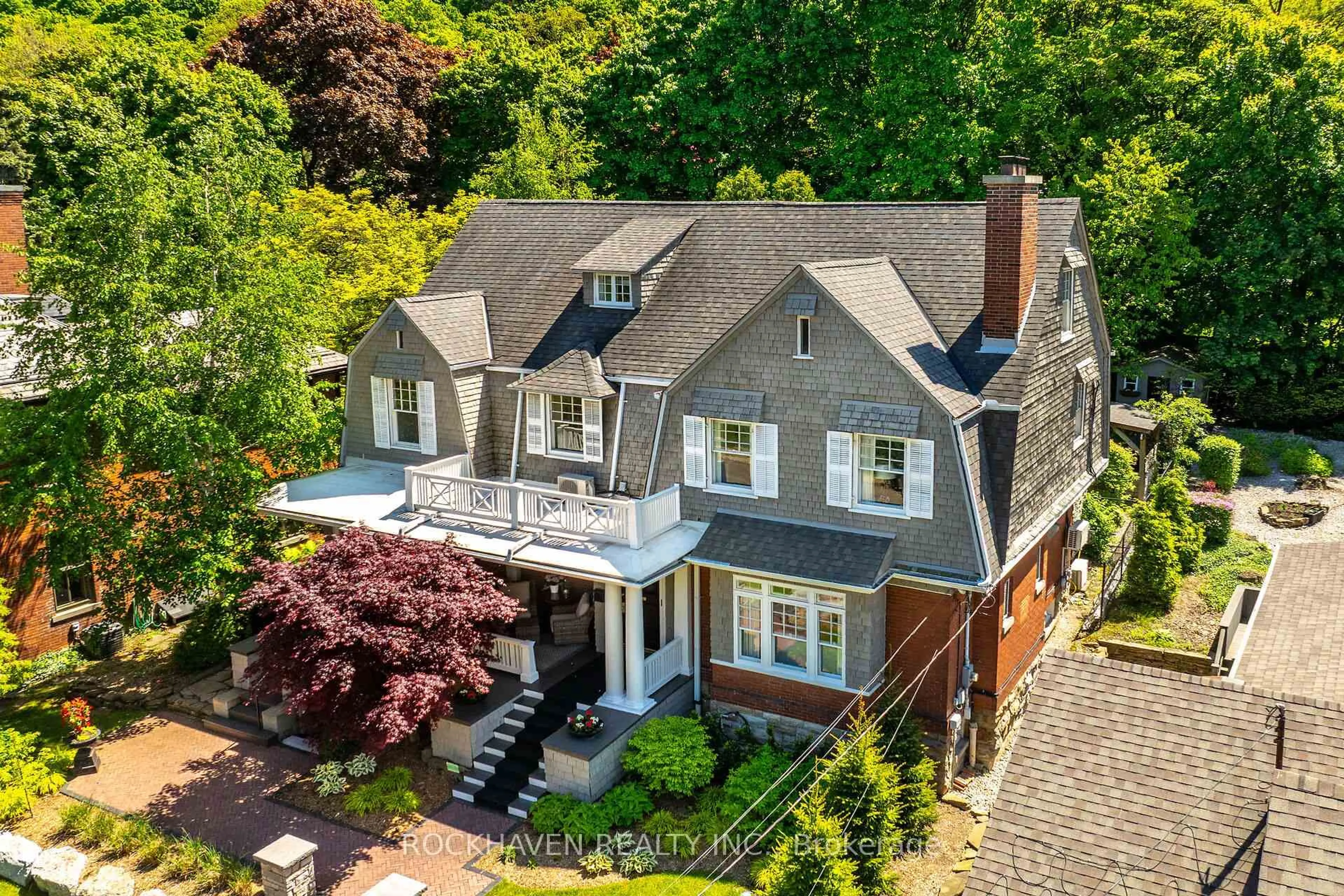 A pic from outside/outdoor area/front of a property/back of a property/a pic from drone, street for 53 Glenfern Ave, Hamilton Ontario L8P 2T6
