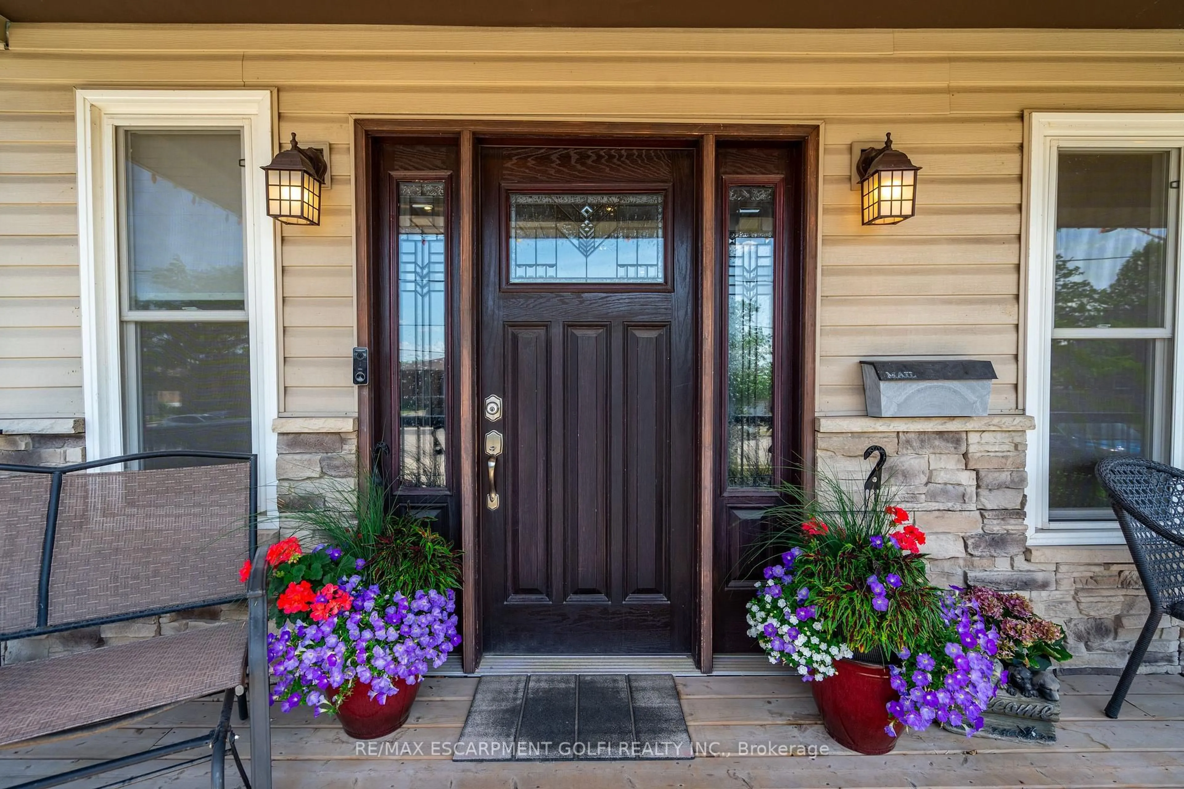 Indoor entryway for 228 Green Rd, Hamilton Ontario L8E 2A5