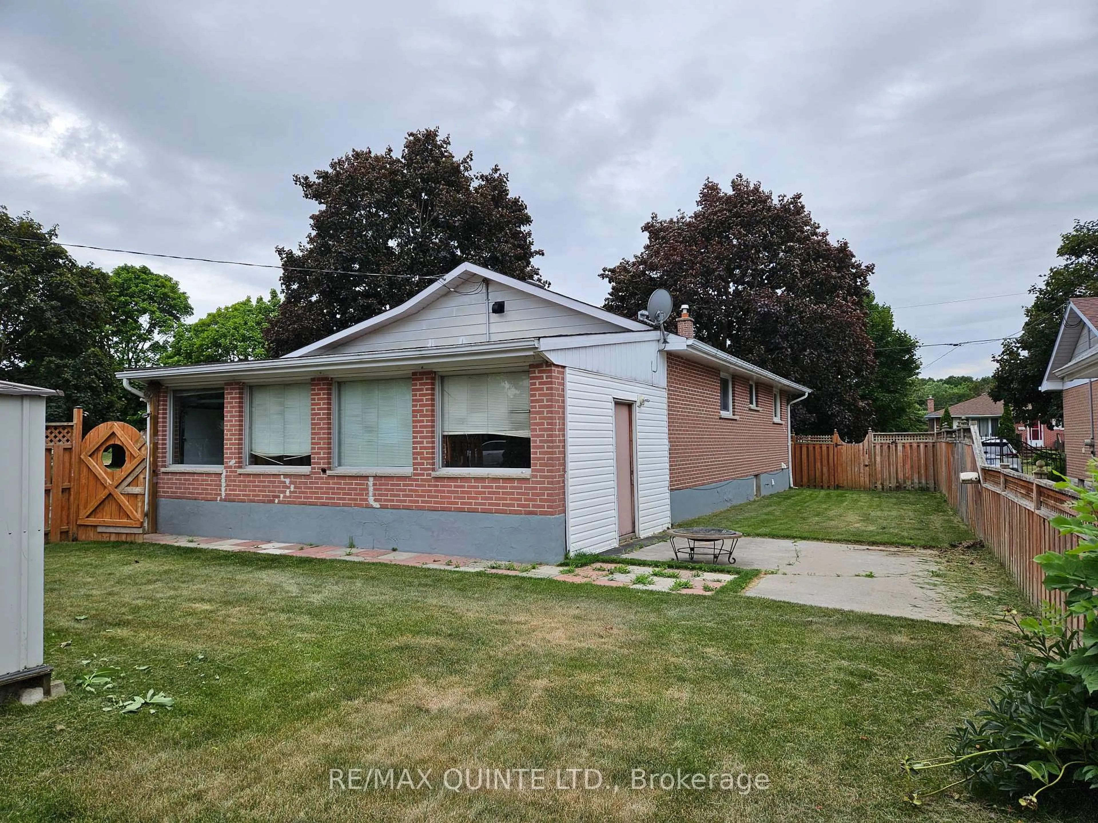 A pic from outside/outdoor area/front of a property/back of a property/a pic from drone, street for 26 Stavebank Rd, Belleville Ontario K8P 2N6
