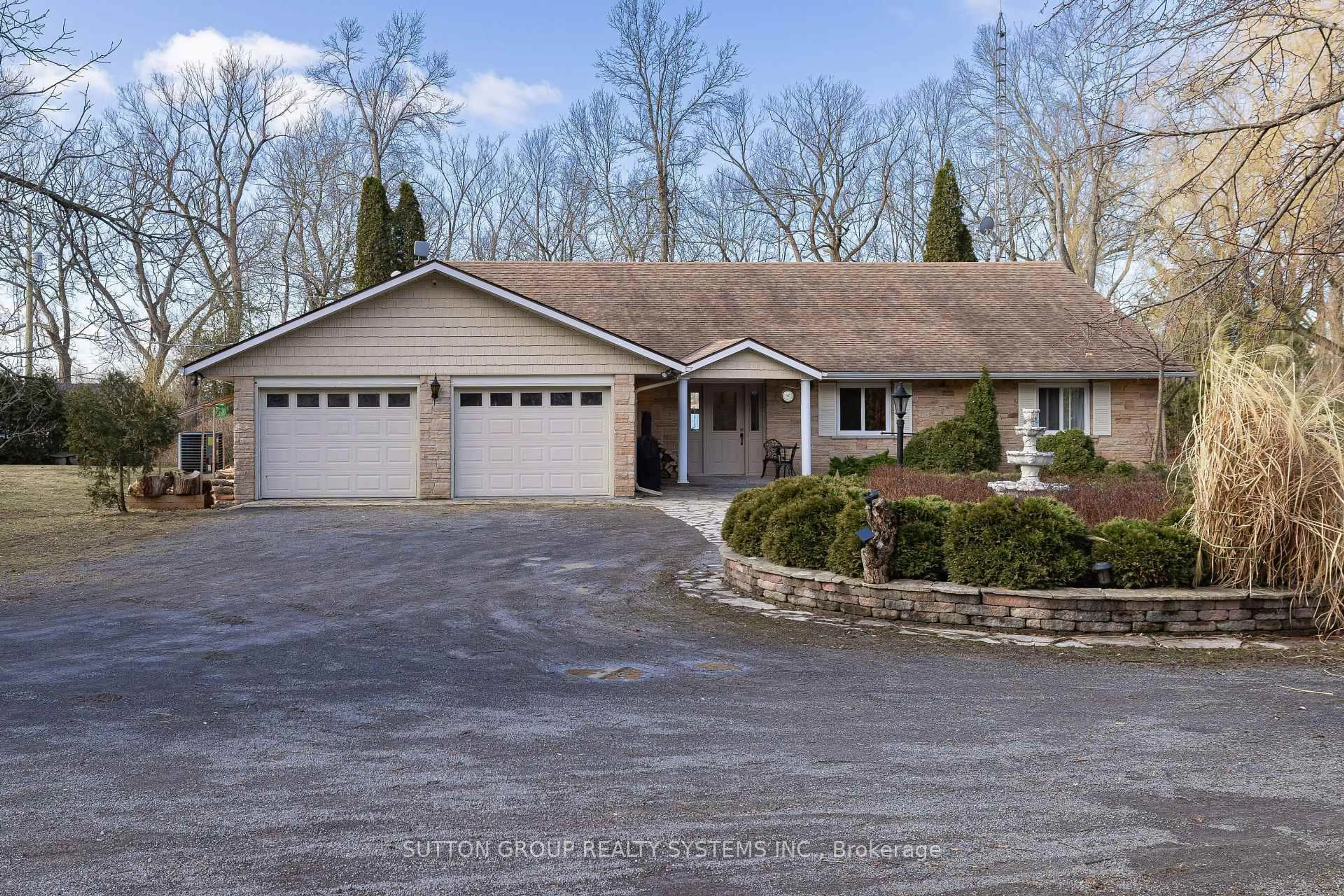 A pic from outside/outdoor area/front of a property/back of a property/a pic from drone, street for 31 Chisamore Pt Rd, Front of Leeds & Seeleys Bay Ontario K7G 2V4