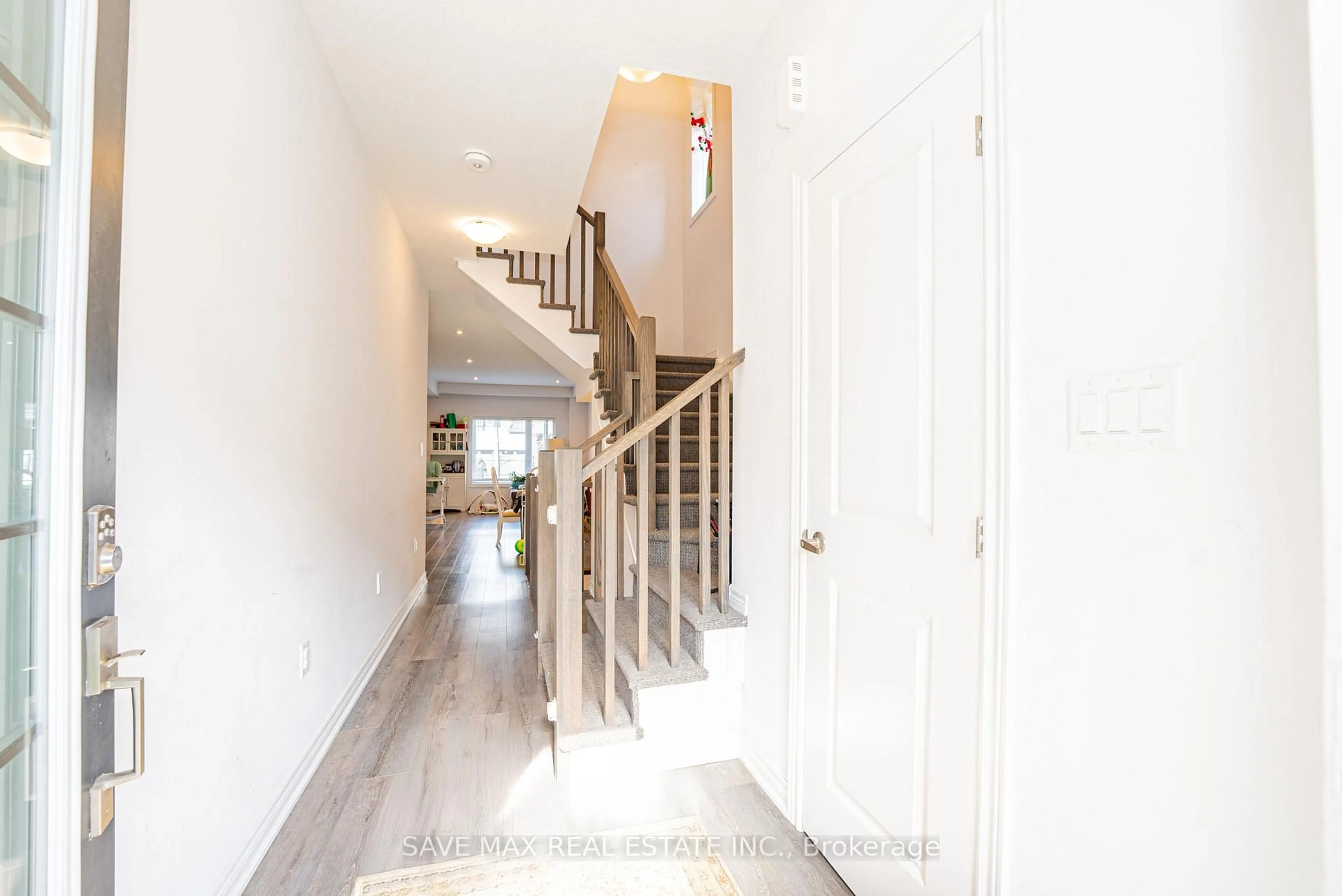 Indoor entryway for 120 Court Dr #97, Brant Ontario N3L 4G7