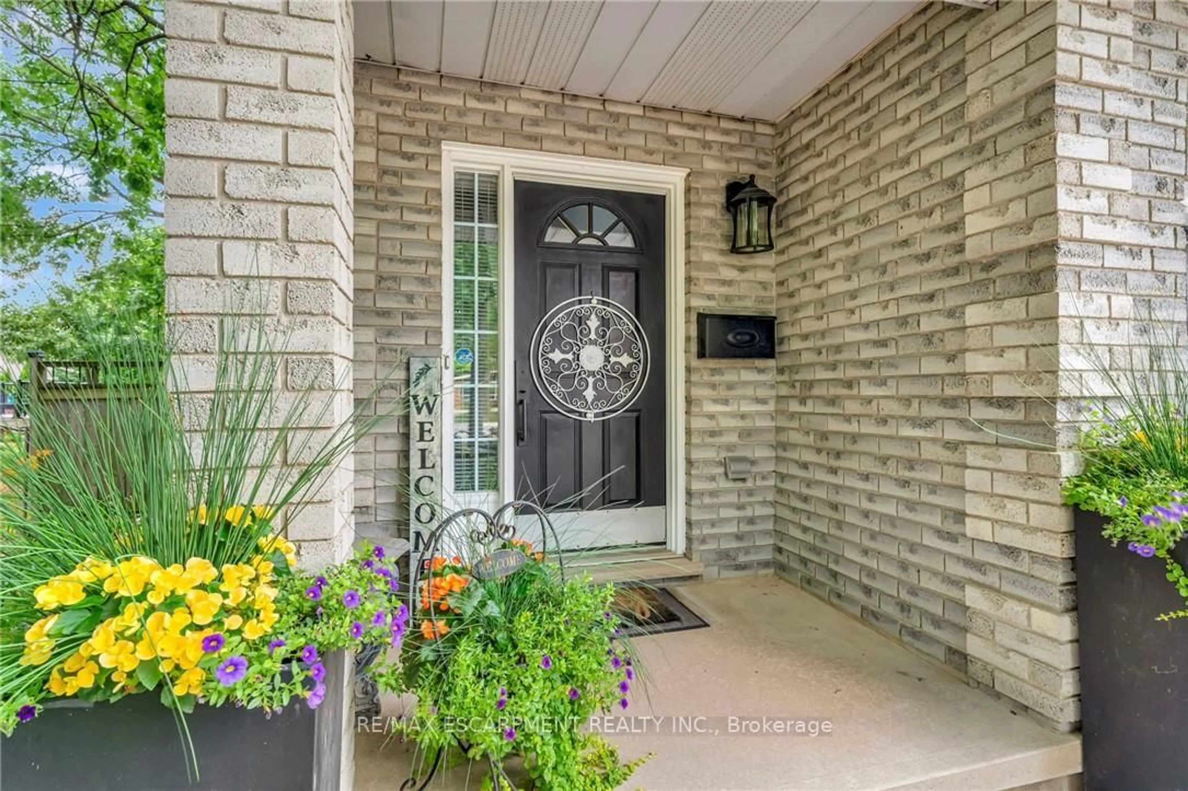 Indoor entryway for 100 Stone Church Rd, Hamilton Ontario L9B 1A9