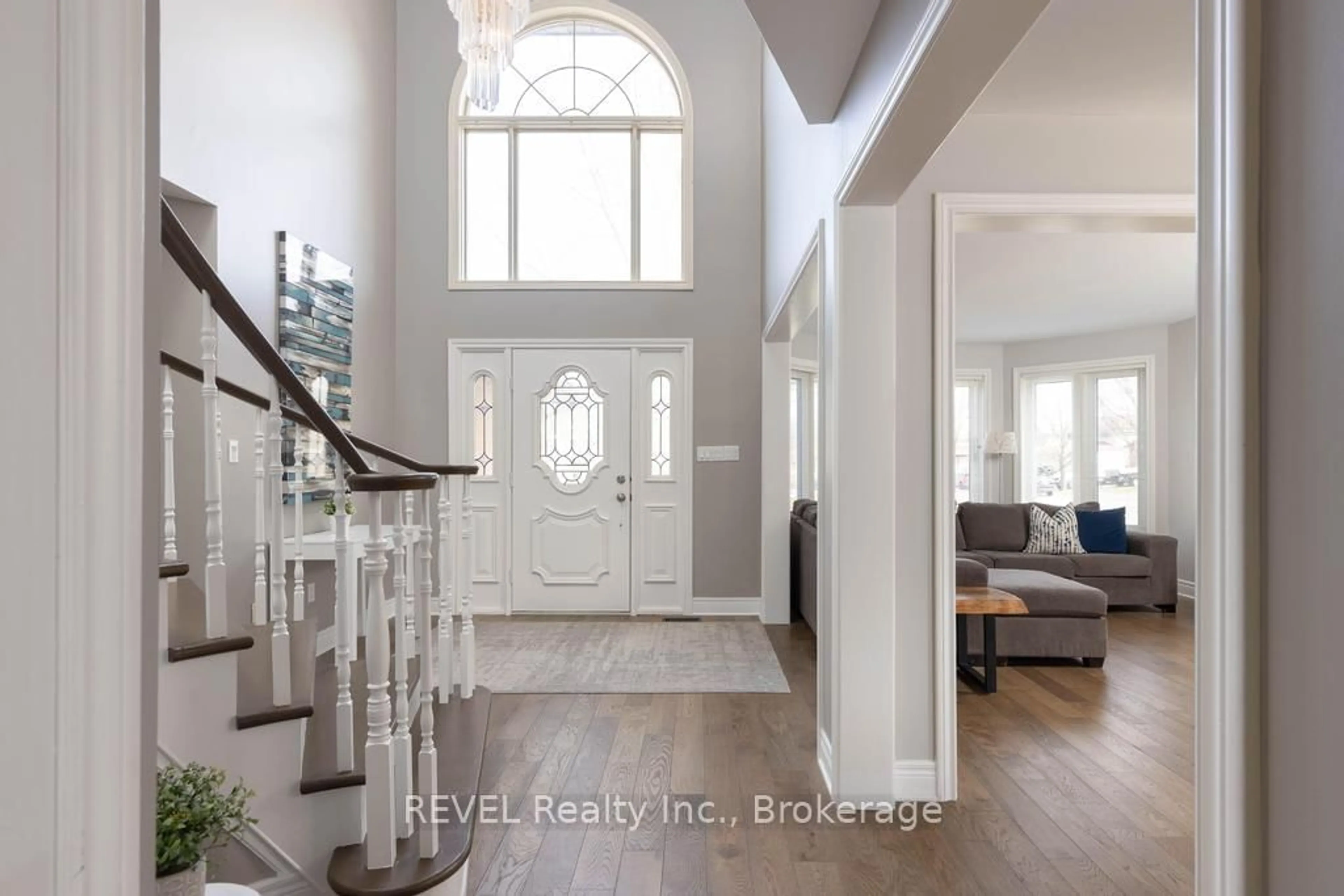 Indoor entryway for 8042 Oakridge Drive Dr, Niagara Falls Ontario L2H 2W1