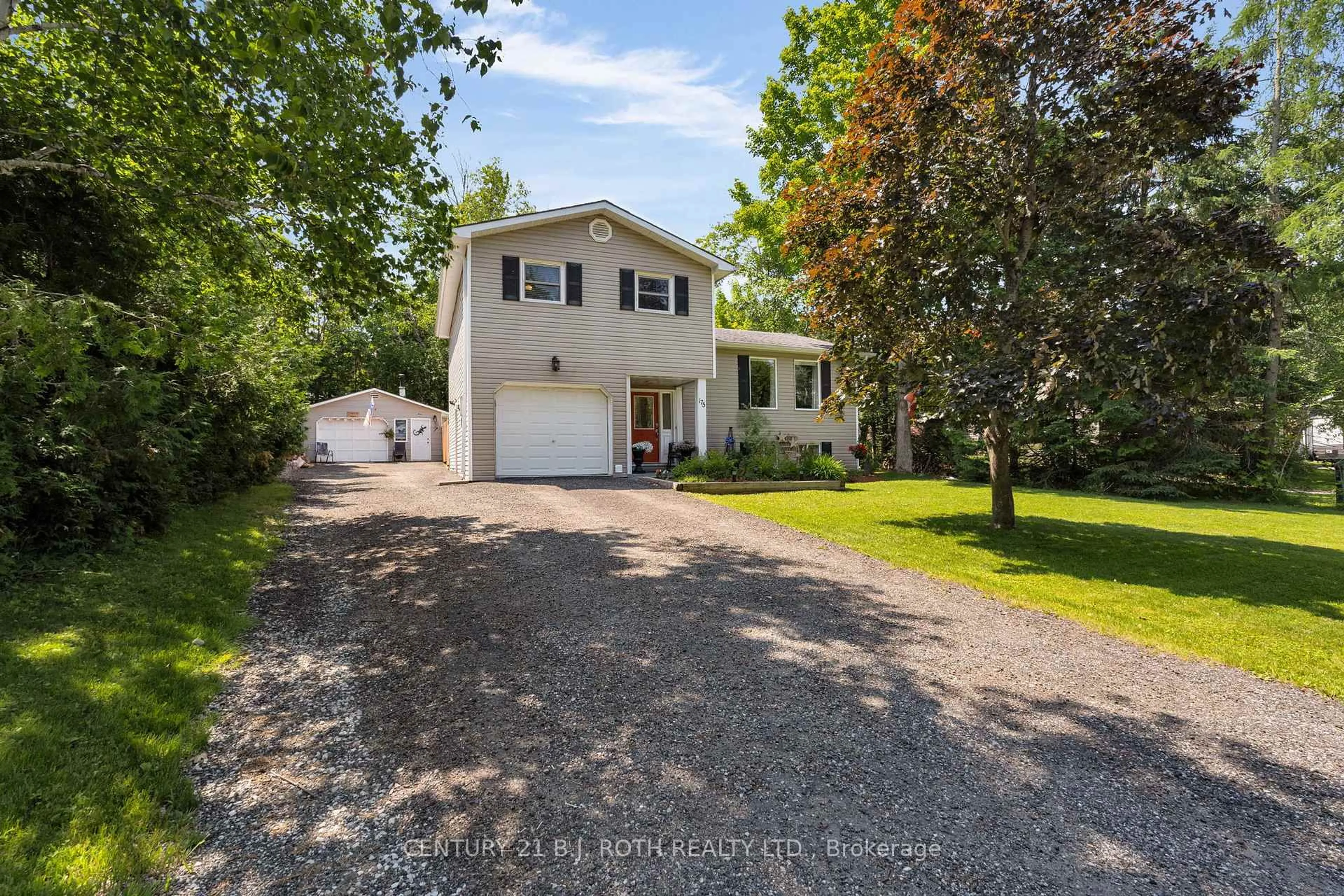 A pic from outside/outdoor area/front of a property/back of a property/a pic from drone, street for 175 Segwun Blvd, Gravenhurst Ontario P1P 1C5