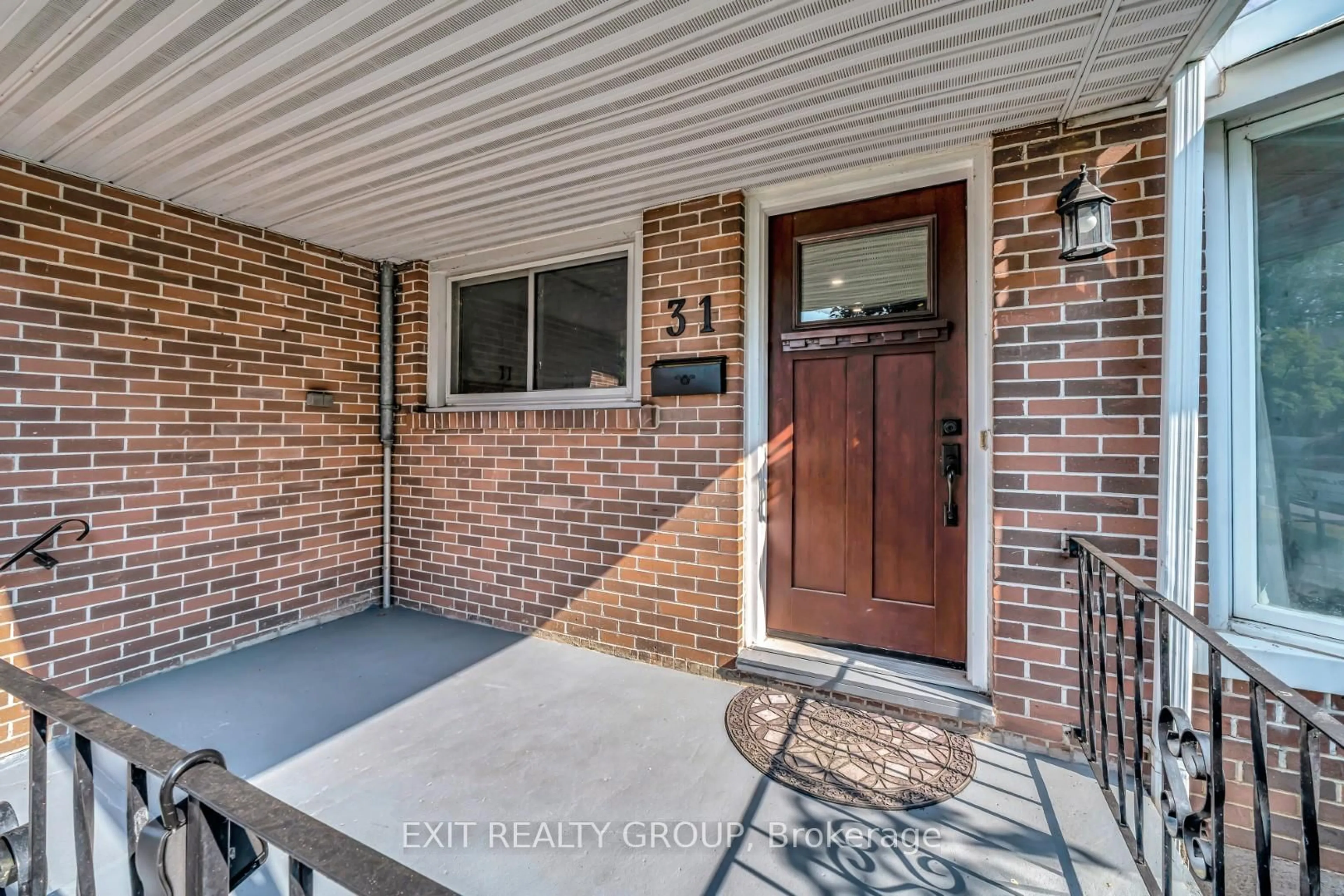 Indoor entryway for 31 Plaza Sq, Belleville Ontario K8N 4J2