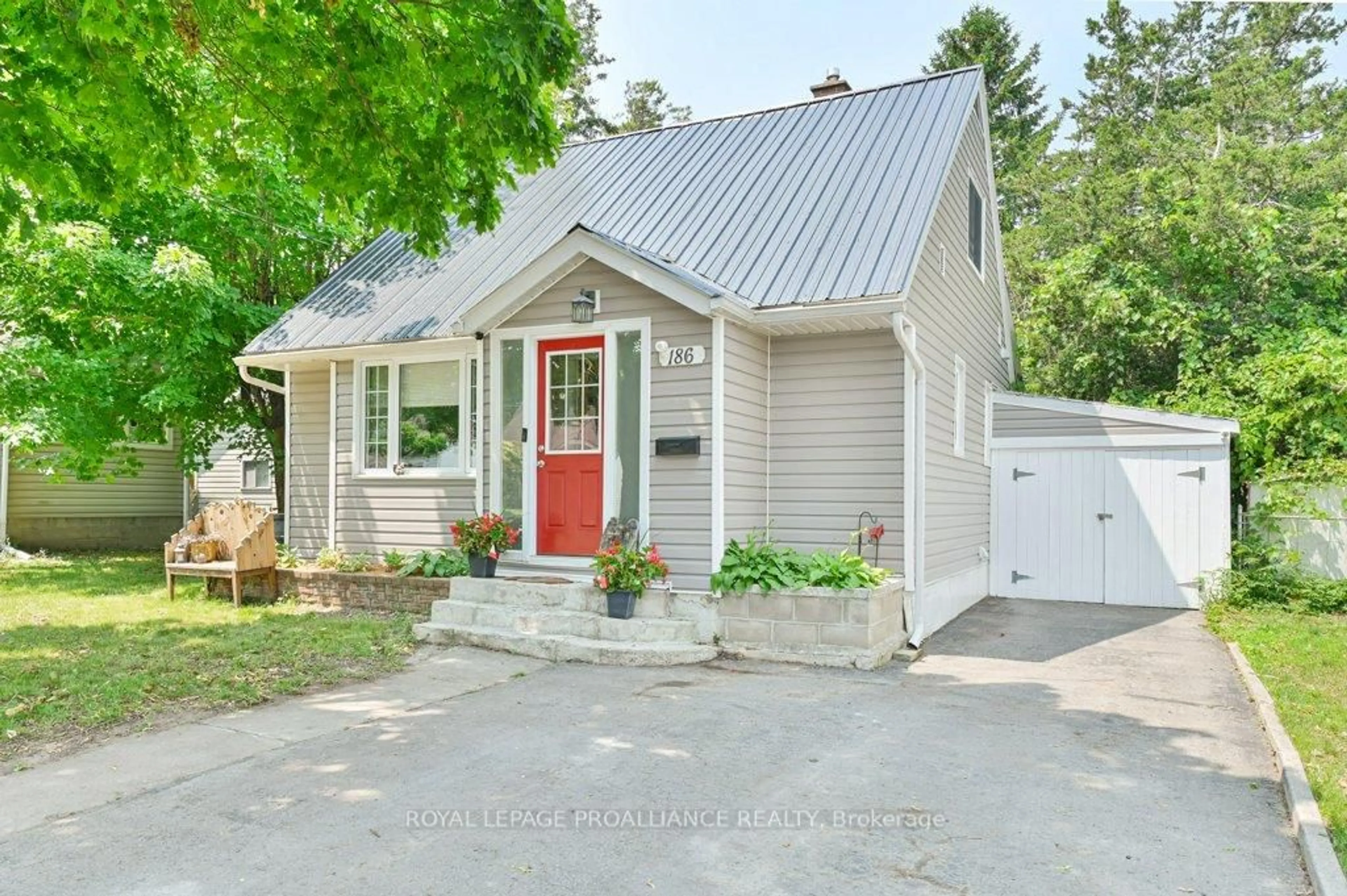 Home with vinyl exterior material, street for 186 Pine St, Belleville Ontario K8N 2N2