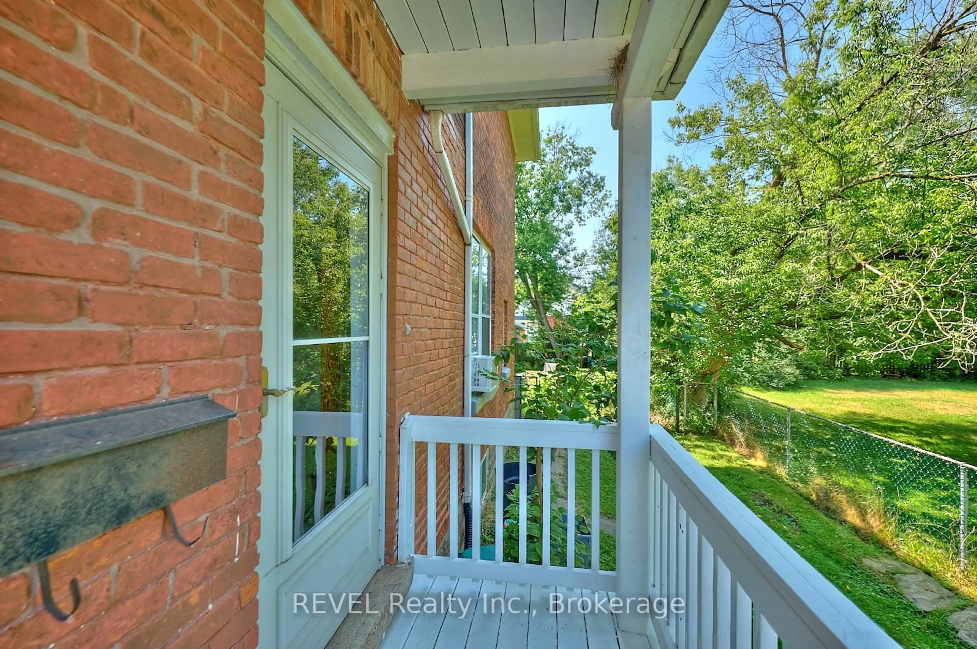 Indoor entryway for 51 Grove St, Welland Ontario L3B 4B3