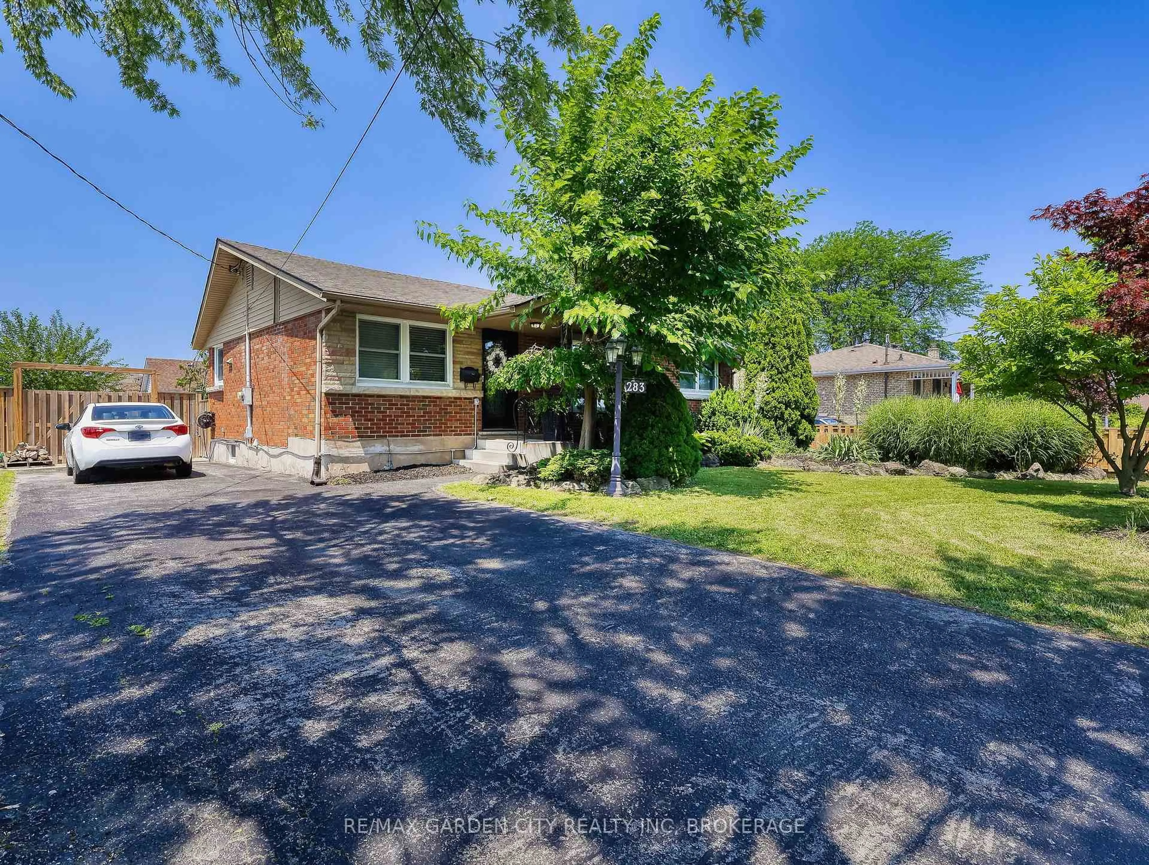 A pic from outside/outdoor area/front of a property/back of a property/a pic from drone, street for 283 Vansickle Rd, St. Catharines Ontario L2S 2T3