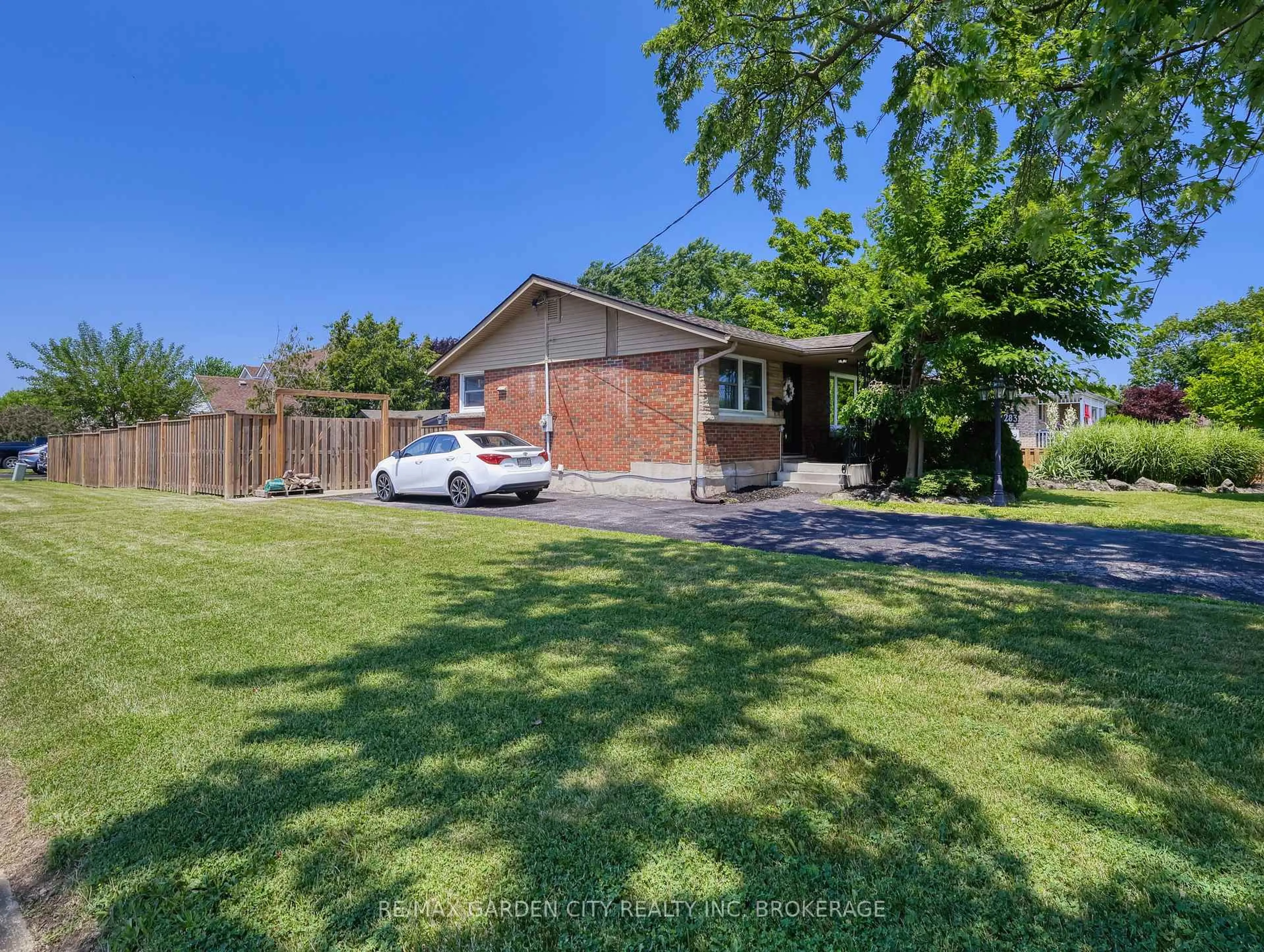A pic from outside/outdoor area/front of a property/back of a property/a pic from drone, street for 283 Vansickle Rd, St. Catharines Ontario L2S 2T3