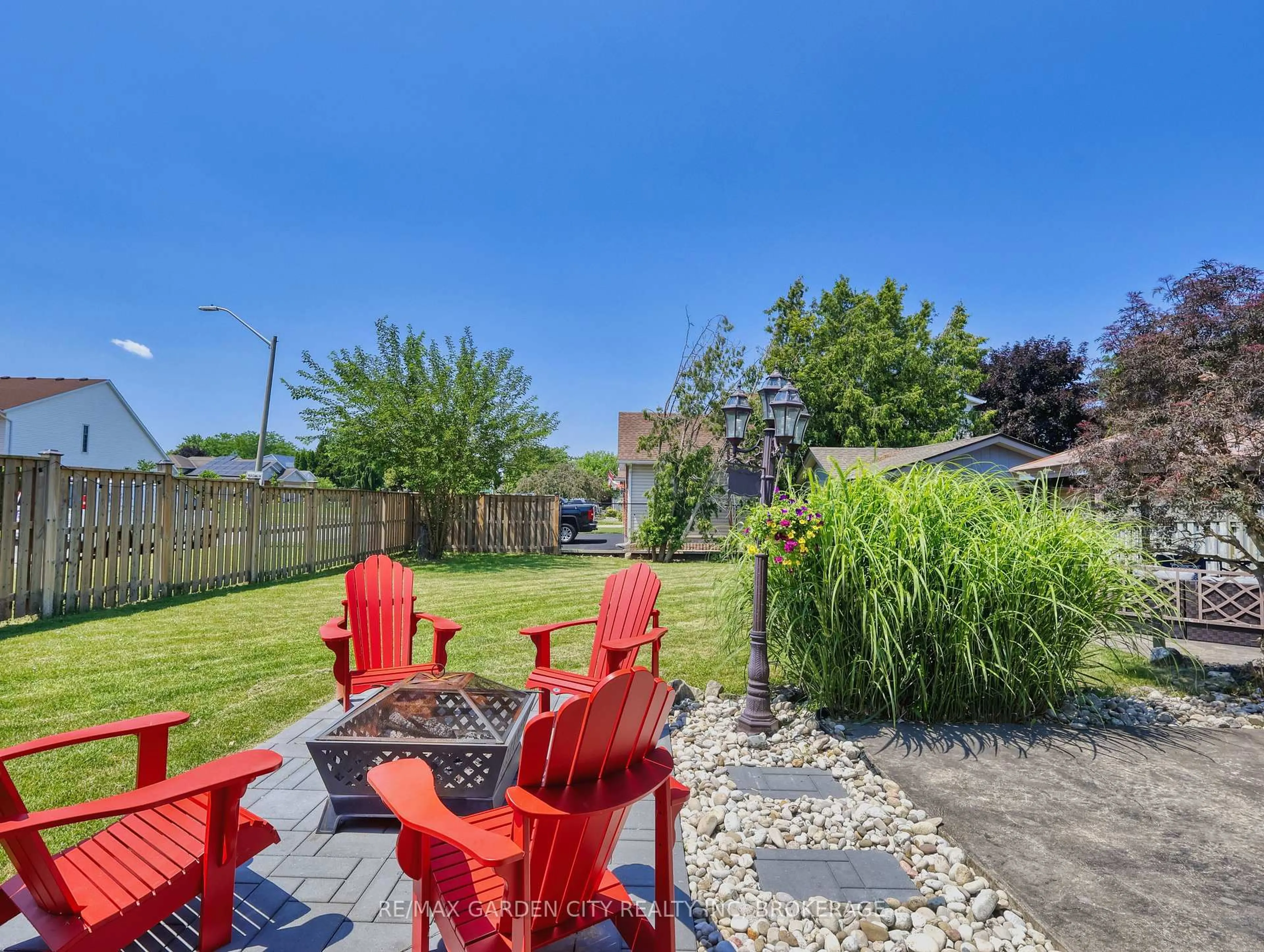 Patio, street for 283 Vansickle Rd, St. Catharines Ontario L2S 2T3
