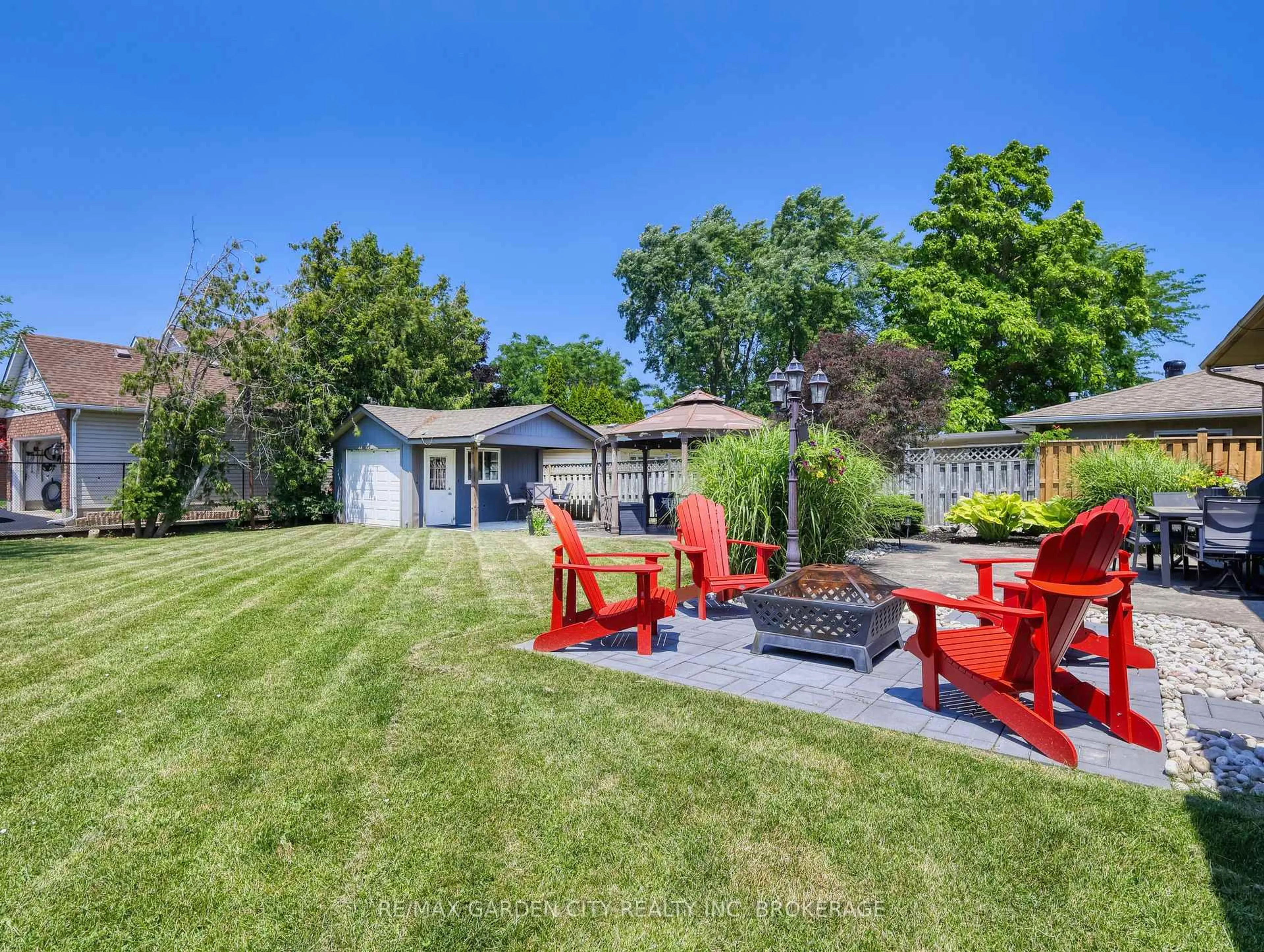 Patio, street for 283 Vansickle Rd, St. Catharines Ontario L2S 2T3