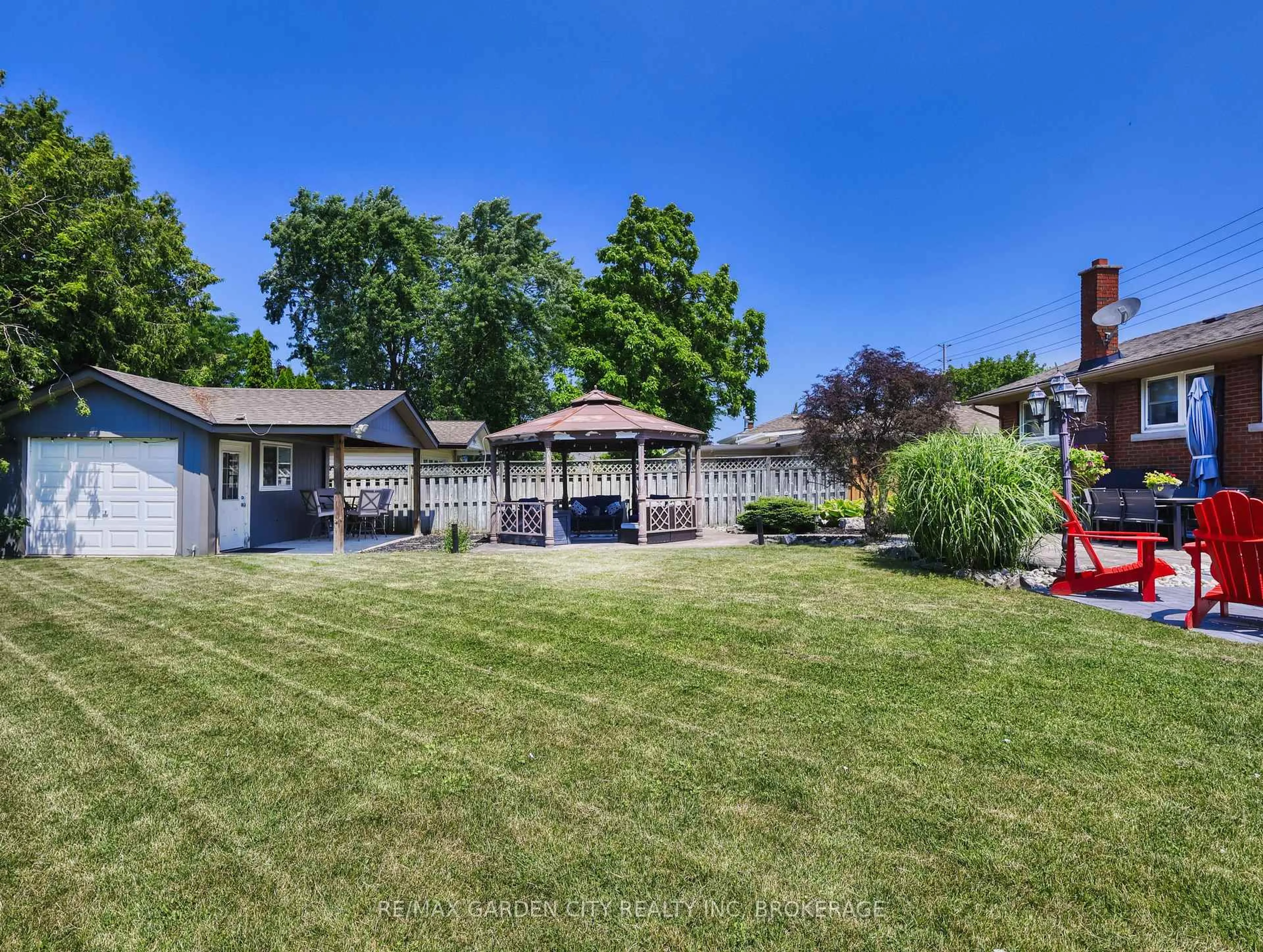 A pic from outside/outdoor area/front of a property/back of a property/a pic from drone, street for 283 Vansickle Rd, St. Catharines Ontario L2S 2T3