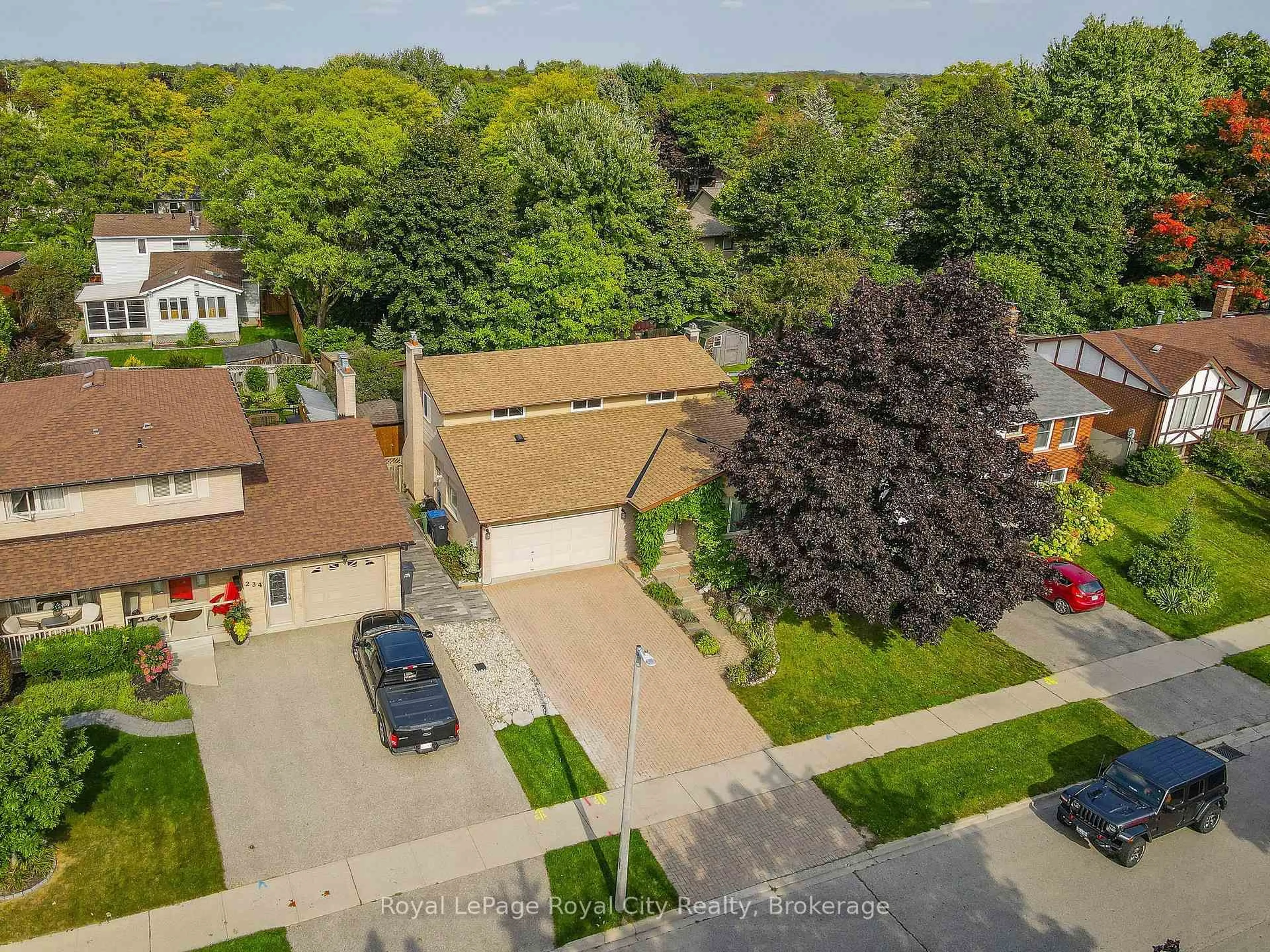 A pic from outside/outdoor area/front of a property/back of a property/a pic from drone, street for 236 Ironwood Rd, Guelph Ontario N1G 3G1