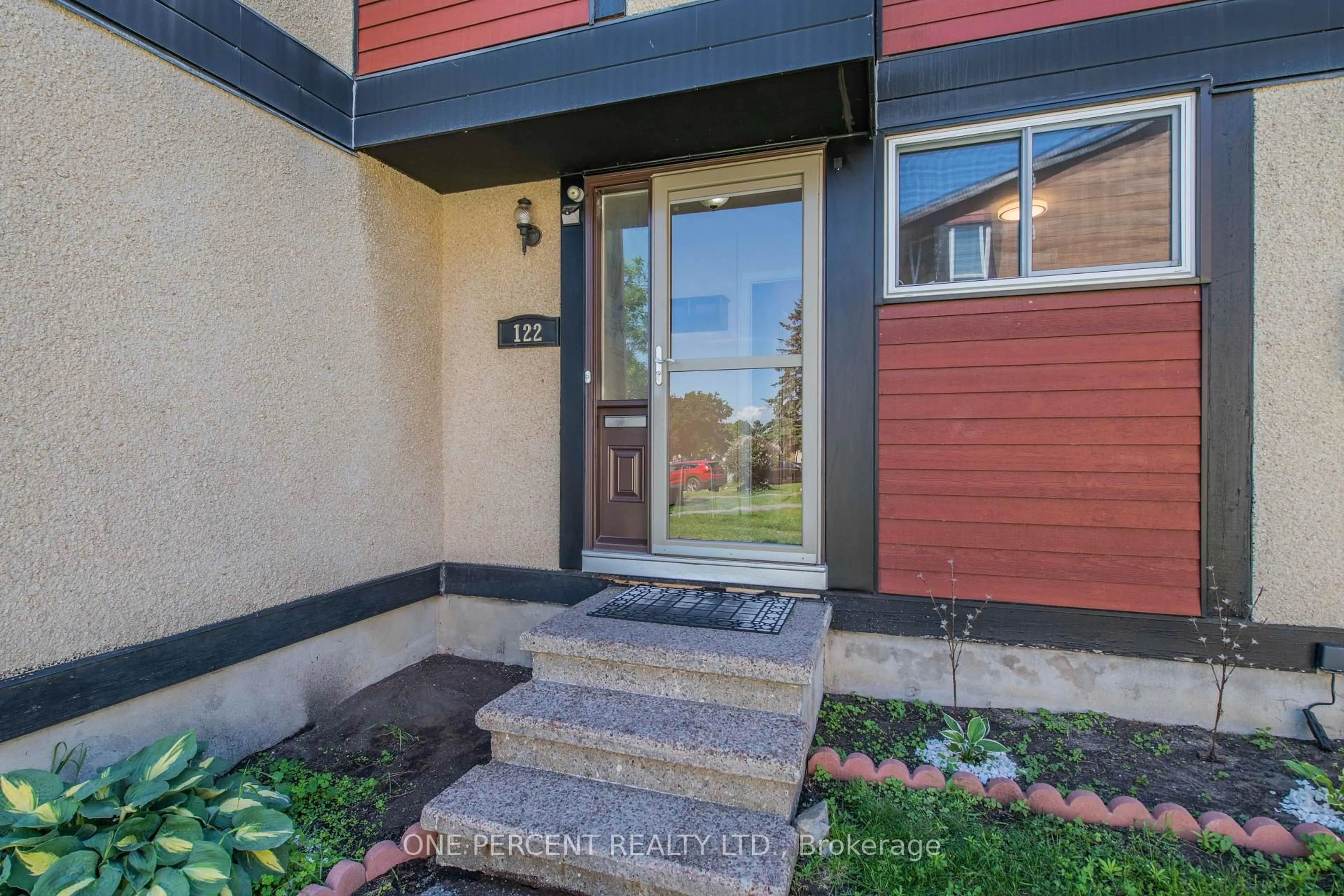 Indoor entryway for 122 McClintock Way, Ottawa Ontario K2L 2A4