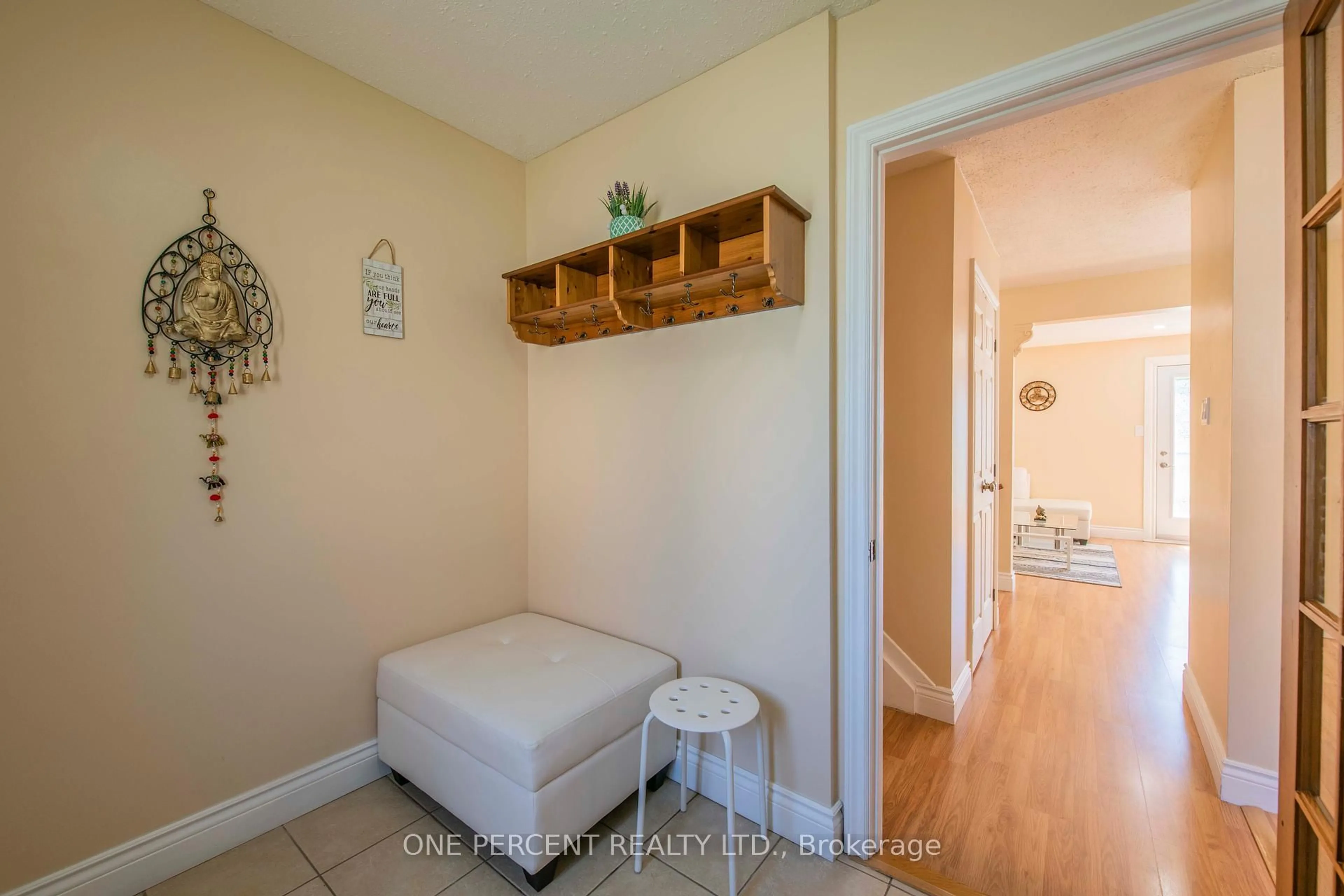 Indoor entryway for 122 McClintock Way, Ottawa Ontario K2L 2A4