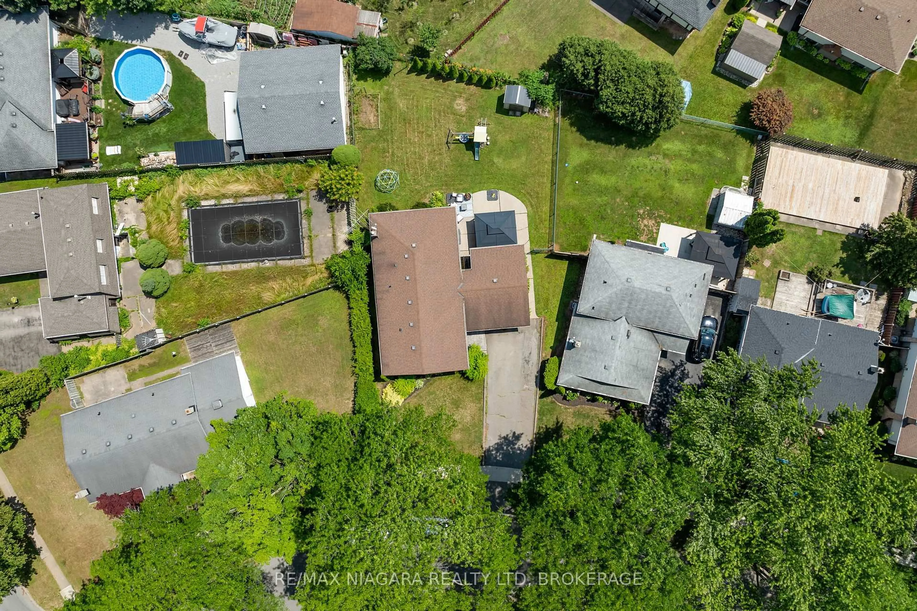 A pic from outside/outdoor area/front of a property/back of a property/a pic from drone, street for 5892 THERESA St, Niagara Falls Ontario L2J 2J3