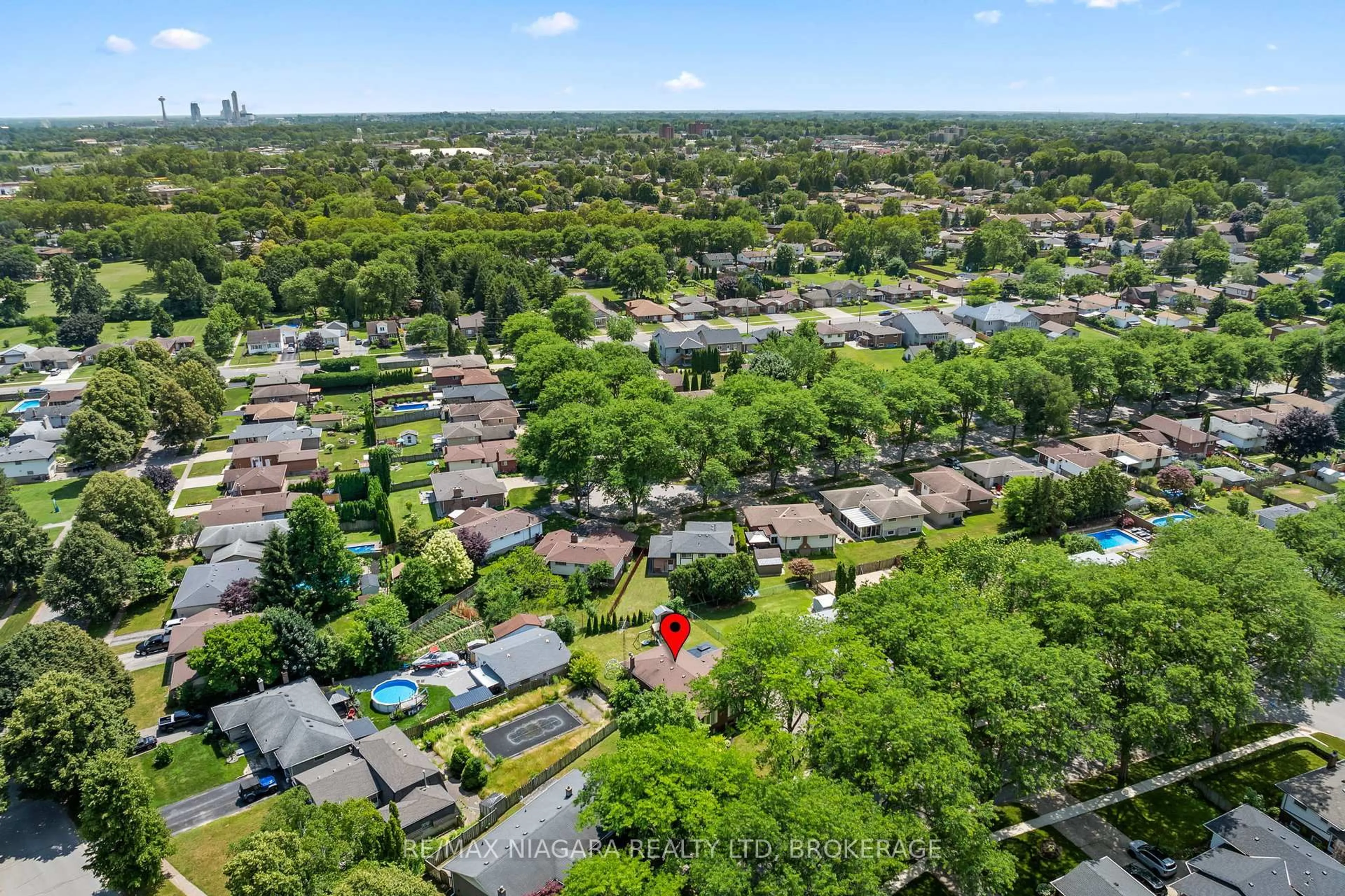 A pic from outside/outdoor area/front of a property/back of a property/a pic from drone, unknown for 5892 THERESA St, Niagara Falls Ontario L2J 2J3