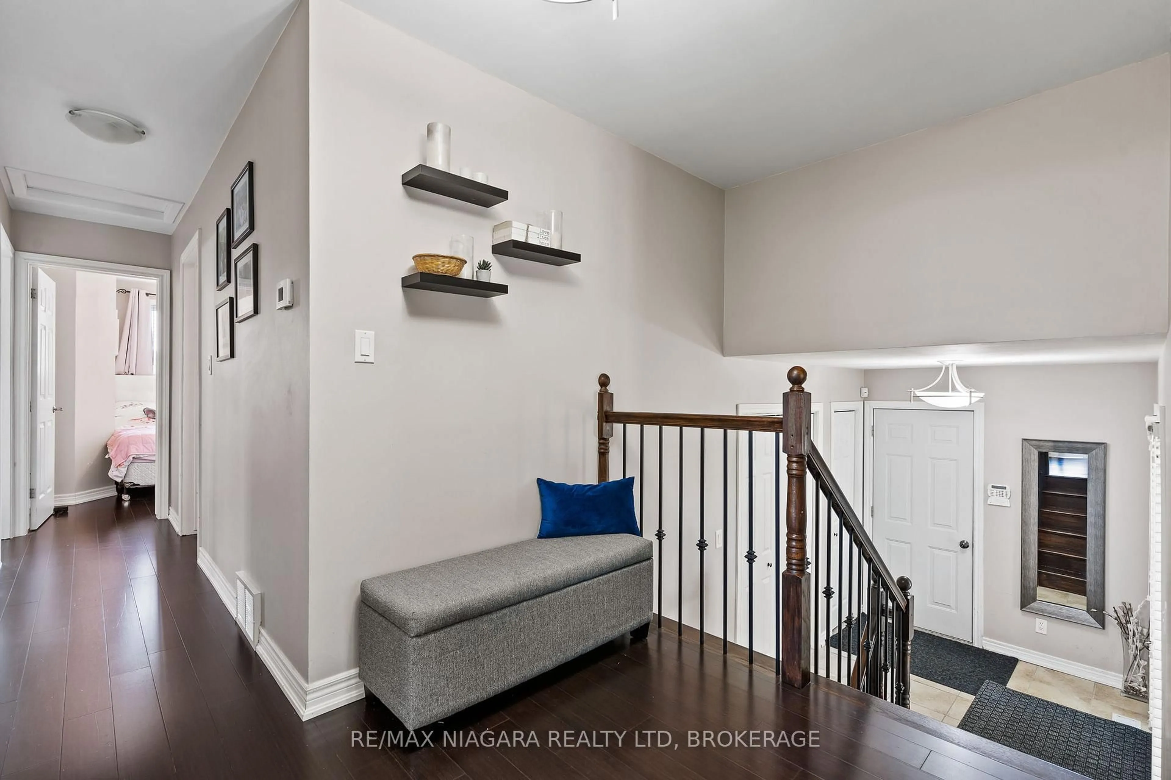 Indoor entryway for 5892 THERESA St, Niagara Falls Ontario L2J 2J3