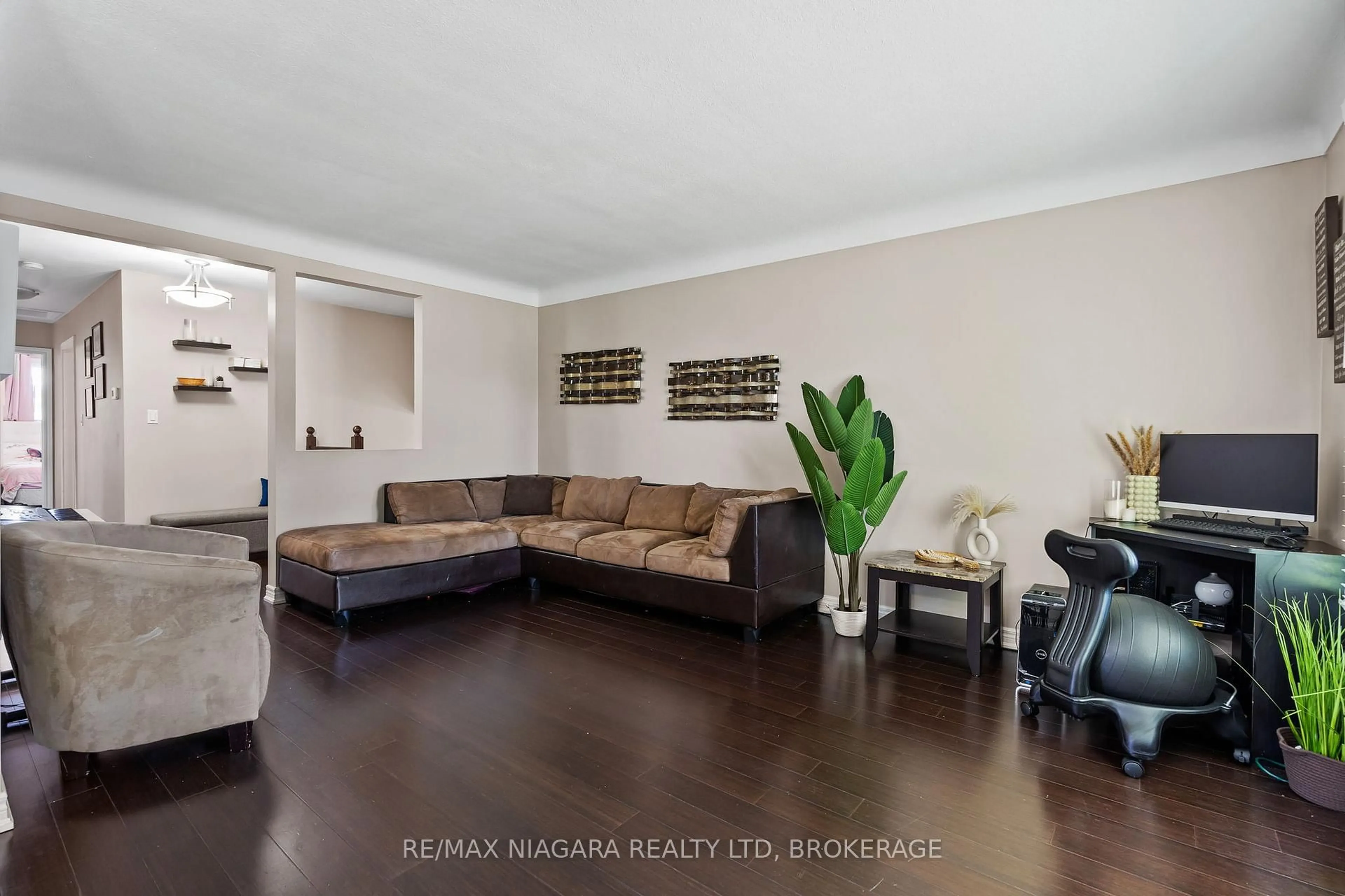 Living room with furniture, unknown for 5892 THERESA St, Niagara Falls Ontario L2J 2J3