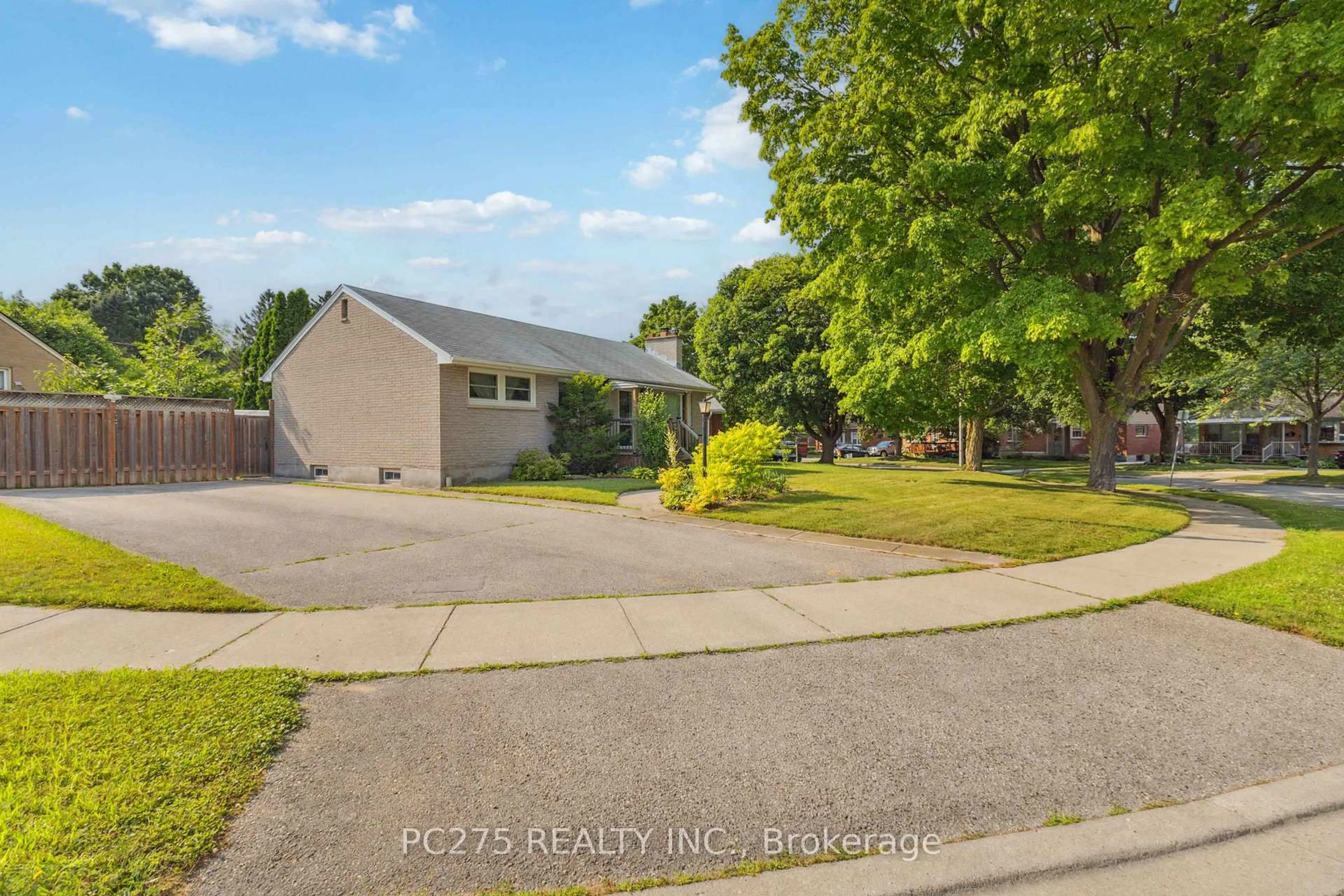 A pic from outside/outdoor area/front of a property/back of a property/a pic from drone, street for 112 Stevenson Ave, London East Ontario N5W 1Y7