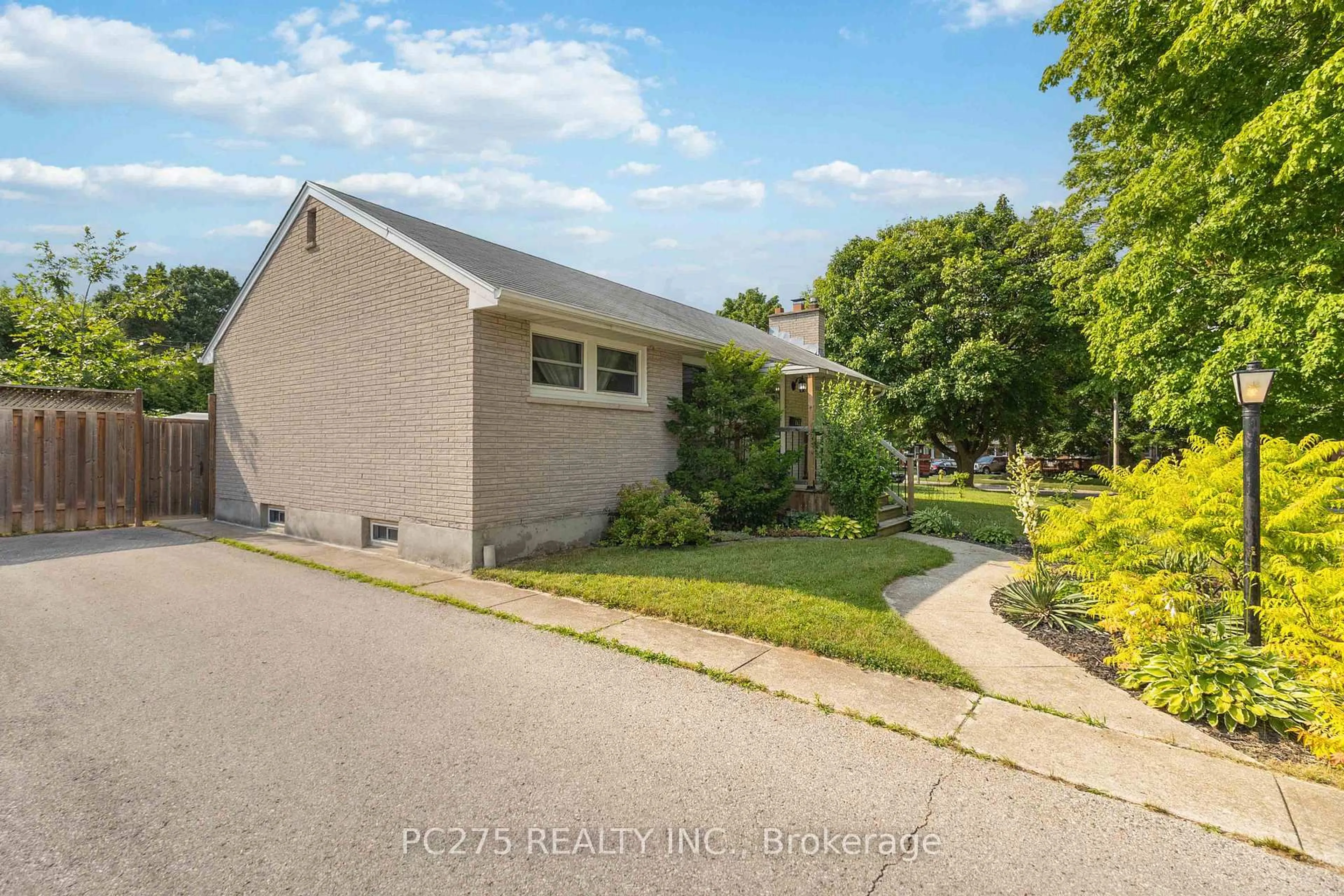 A pic from outside/outdoor area/front of a property/back of a property/a pic from drone, street for 112 Stevenson Ave, London East Ontario N5W 1Y7